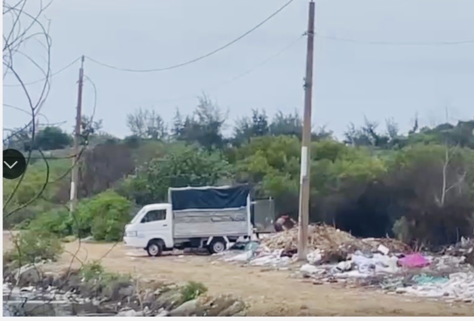 Xe tải kiểm soát 72C.204.44 gắn nhãn hiệu SUZUKI đổ rác thải không đúng nơi quy định tại đường Đô Lương (hướng ra khu vực Trại Nhái)