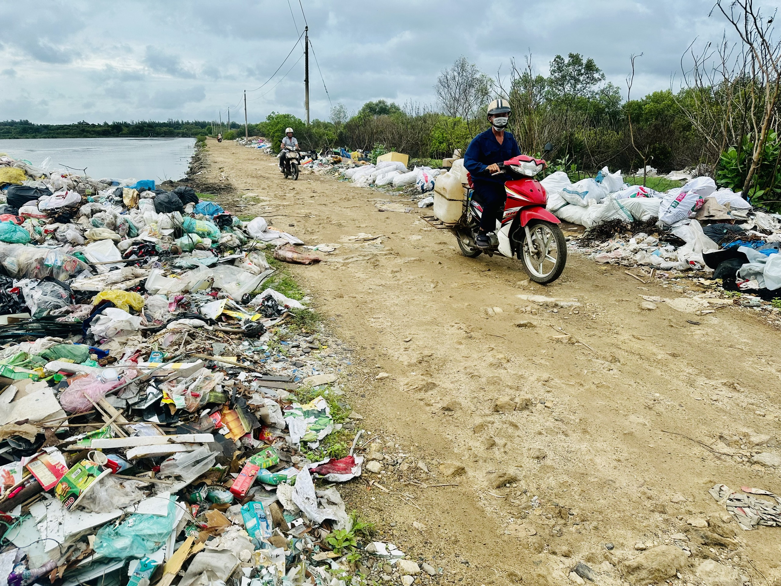 Đoạn đường Đô Lương  thường xuyên bị người dân và các xe tải đưa rác đến đây đổ trộm