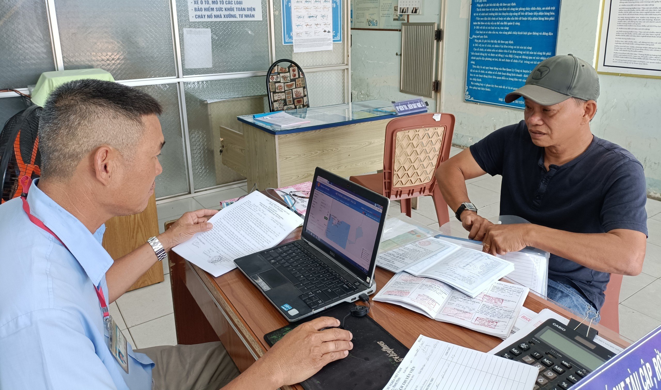 Nhân viên VPĐD Cảng cá Tân Phước (xã Phước Tỉnh, huyện Long Điền) kiểm tra giấy tờ, nhật ký khai thác tàu cá vừa cập bến.