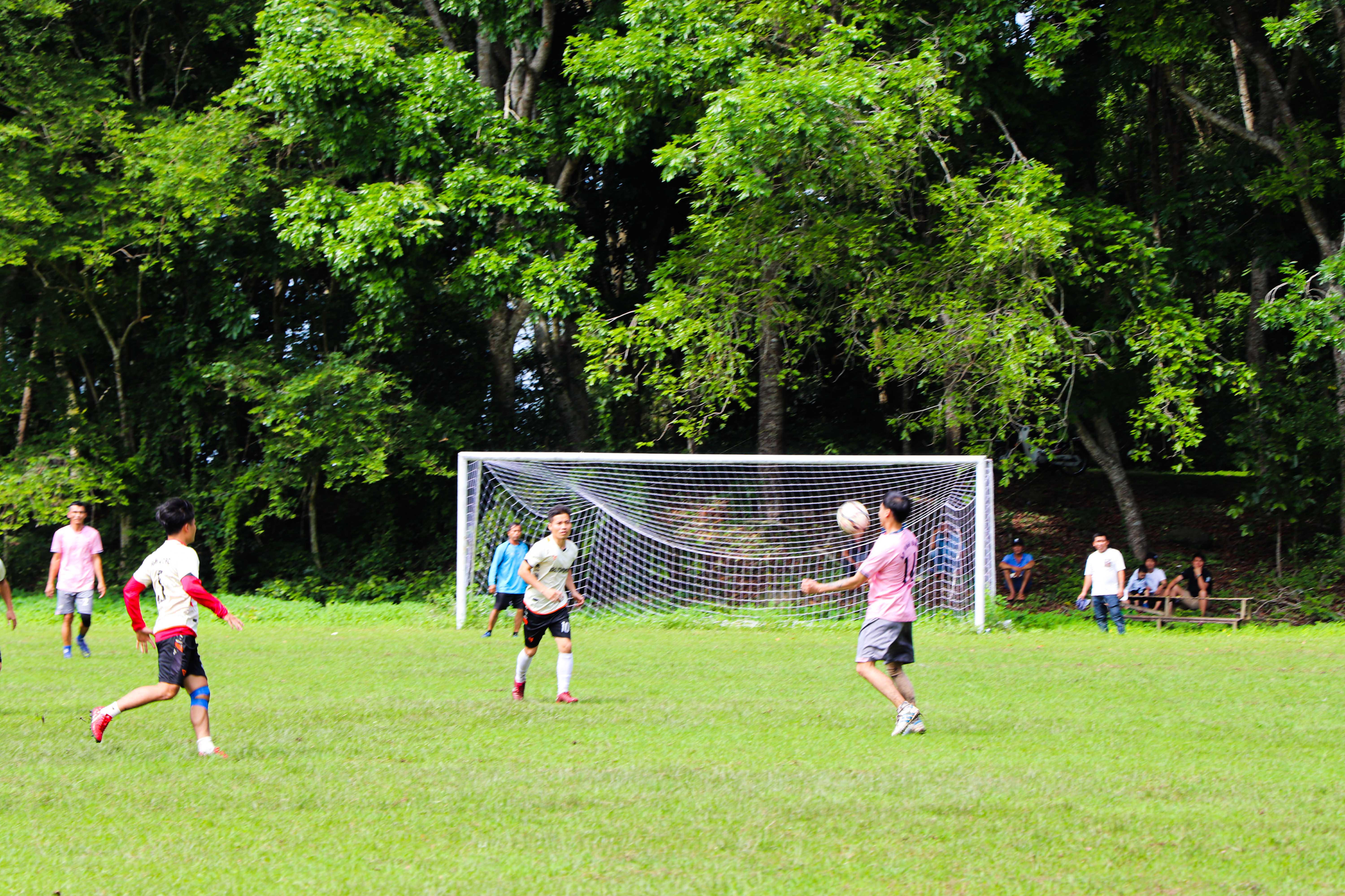 Một pha tranh bóng trong trận chung kết giữa hai đội Nghi Lộc FC - Vĩnh Bình FC (Giải bóng đá nam xã Bình Giã năm 2023).