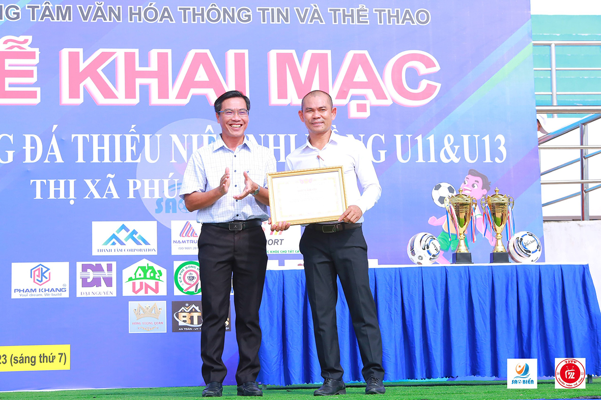 Ông Nguyễn Thành Nam, Phó Chủ tịch UBND TX. Phú Mỹ trao Thư cảm ơn cho đại diện Công ty Thể thao và giải trí Sao Biển.
