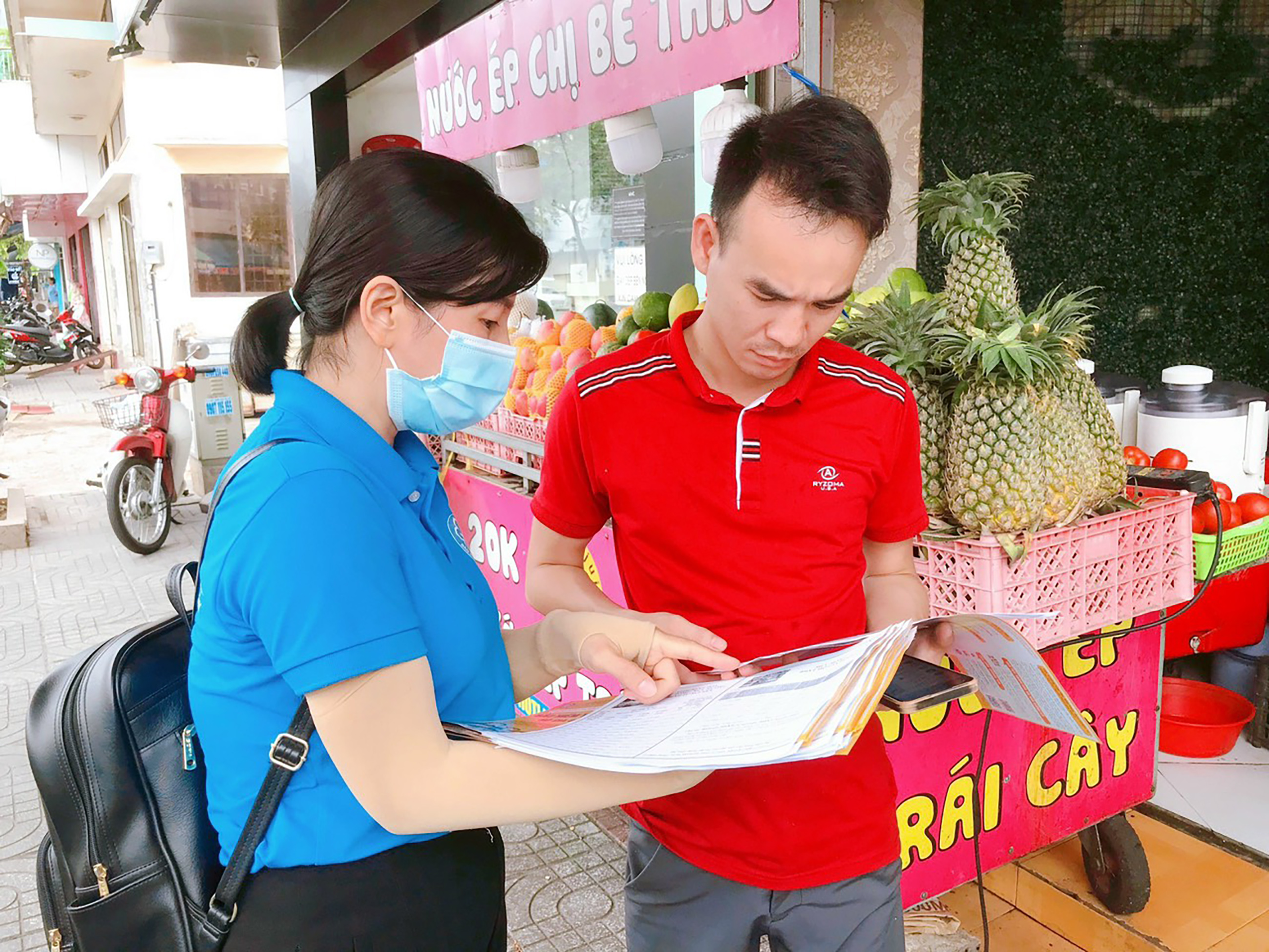 Nhân viên BHXH tỉnh tuyên truyền chính sách BHXH đến người lao động.