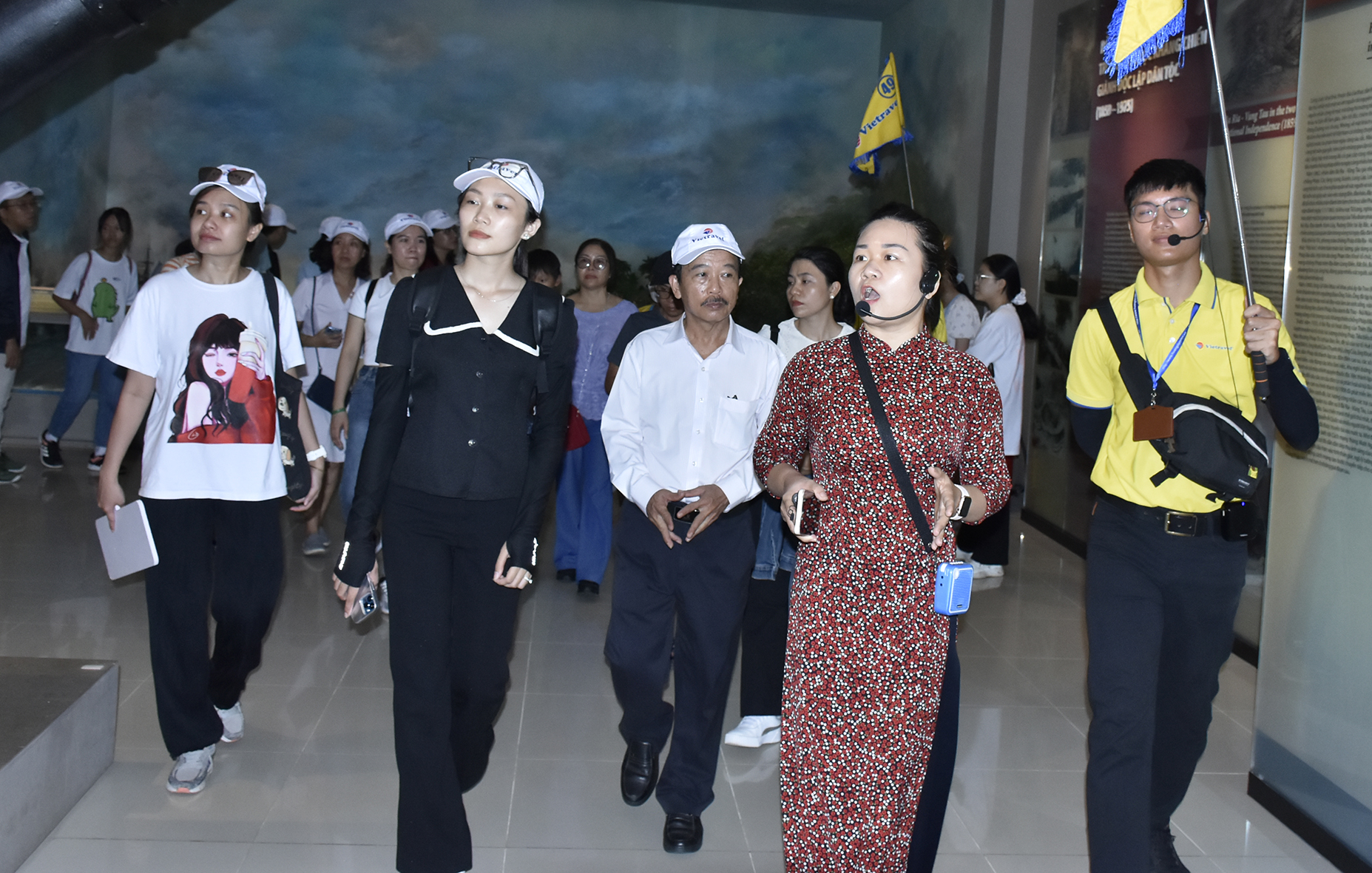 Du khách tham gia Free Walking Tour tham quan Bảo tàng tỉnh 