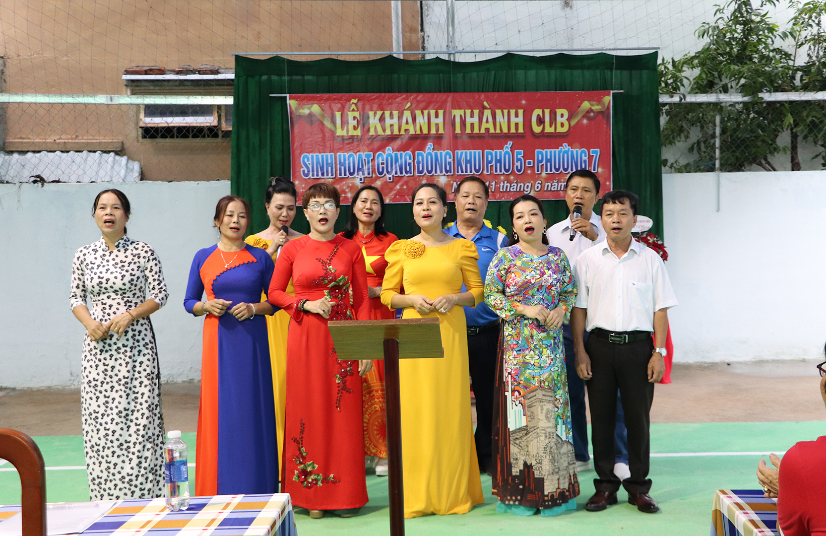 Người dân KP5 tham gia các tiết mục văn nghệ tại lễ khai trương.
