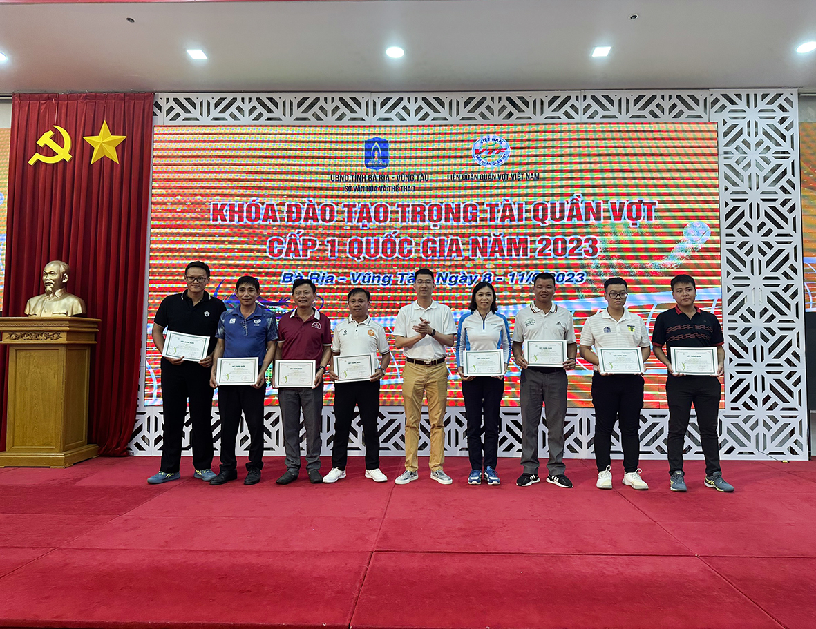 Đại diện Liên đoàn Quần vợt Việt Nam trao giấy chứng nhận hoàn thành khóa học cho các học viên.