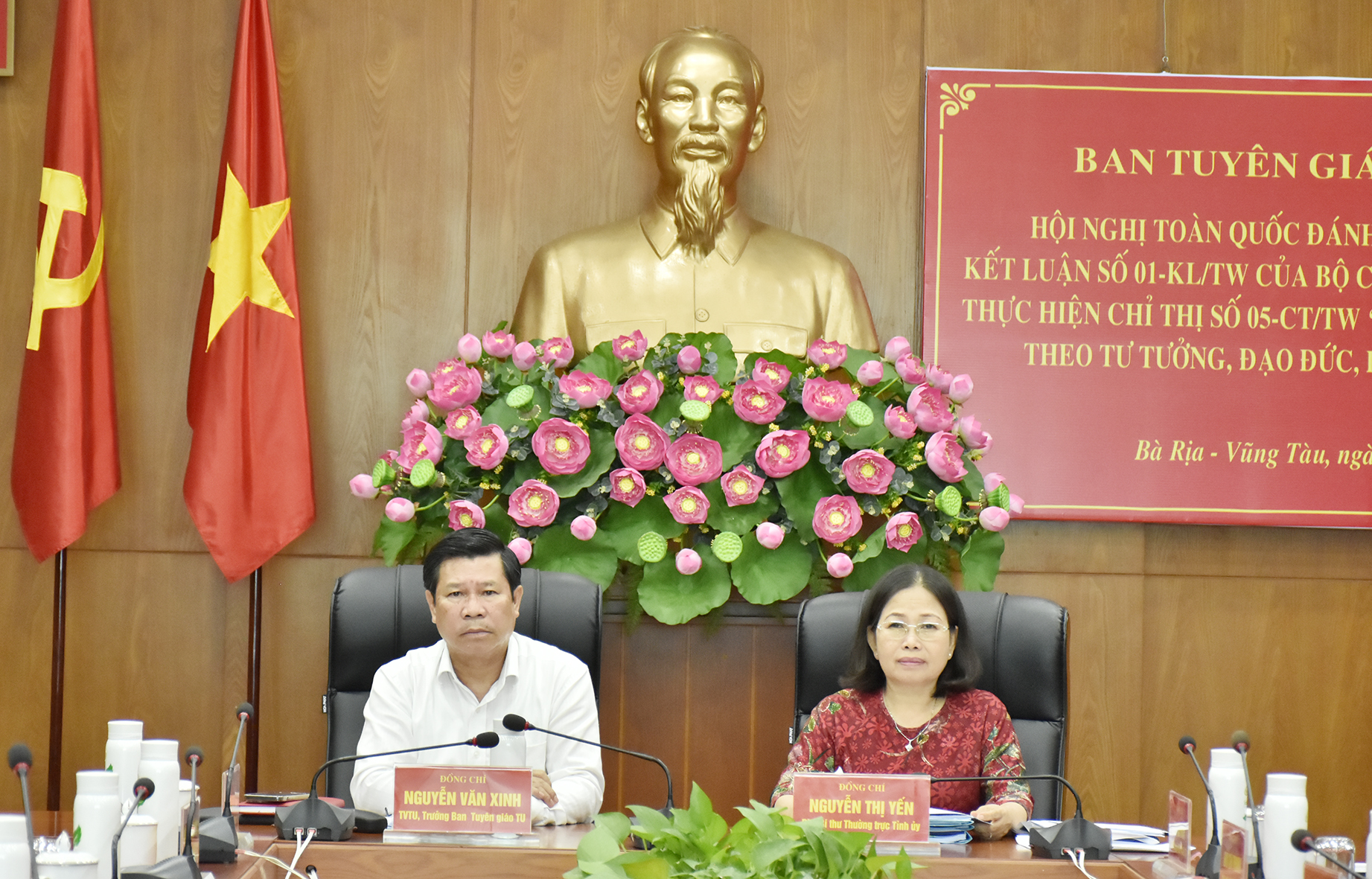  Bà Nguyễn Thị Yến, Phó Bí thư Thường trực Tỉnh ủy, Trưởng Đoàn ĐBQH tỉnh và ông Nguyễn Văn Xinh, Trưởng Ban Tuyên giáo Tỉnh ủy đồng chủ trì hội nghị tại điểm cầu Văn phòng Tỉnh ủy