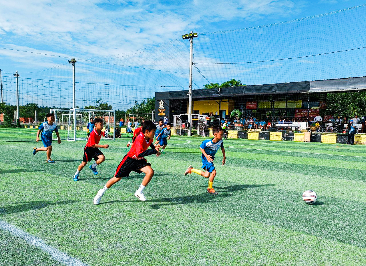 Một pha tranh bóng giữa hai đội bóng U11 xã Hòa Hưng – xã Bông Trang ngay sau lễ khai mạc giải.