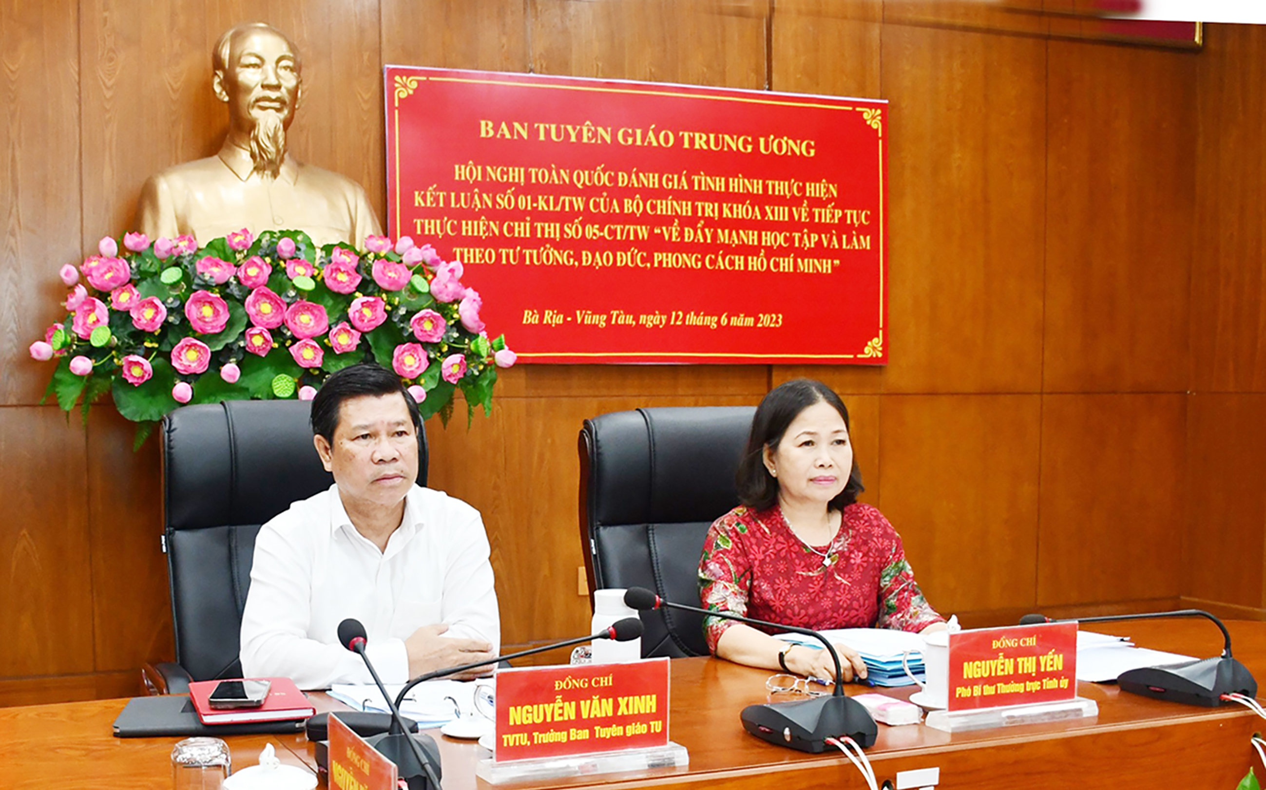 Bà Nguyễn Thị Yến, Phó Bí thư Thường trực Tỉnh ủy, Trưởng Đoàn ĐBQH tỉnh; ông Nguyễn Văn Xinh, Trưởng Ban Tuyên giáo Tỉnh ủy tham dự tại điểm cầu Tỉnh ủy Bà Rịa-Vũng Tàu.