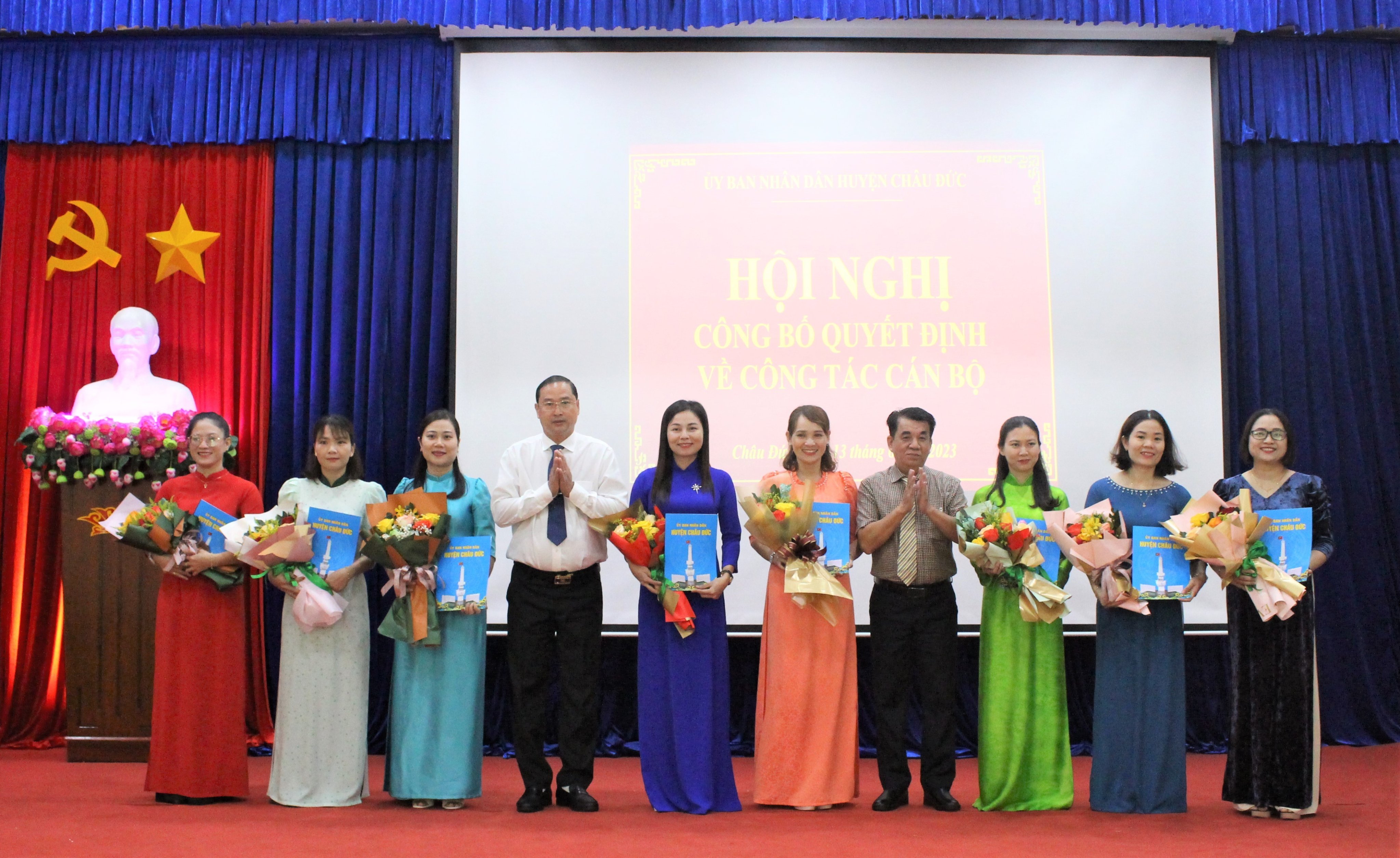 Ông Nguyễn Tấn Bản, Chủ tịch UBND huyện Châu Đức trao Quyết định bổ nhiệm chức danh Phó hiệu trưởng các đơn vị trường học trên địa bàn