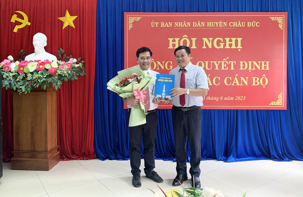 Ông Phạm Văn Quyền, Phó Chủ tịch UBND huyện Châu Đức trao Quyết định bổ nhiệm ông Trần Xuân Thắng, giữ chức Phó Giám đốc Trung tâm VH-TT-TT huyện