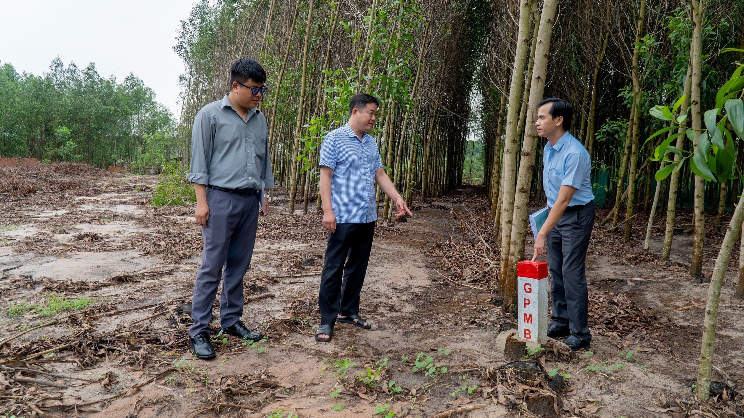 Đại diện chủ đầu tư kiểm tra các cột mốc GPMB tại xã tóc Tiên (TX.Phú Mỹ).