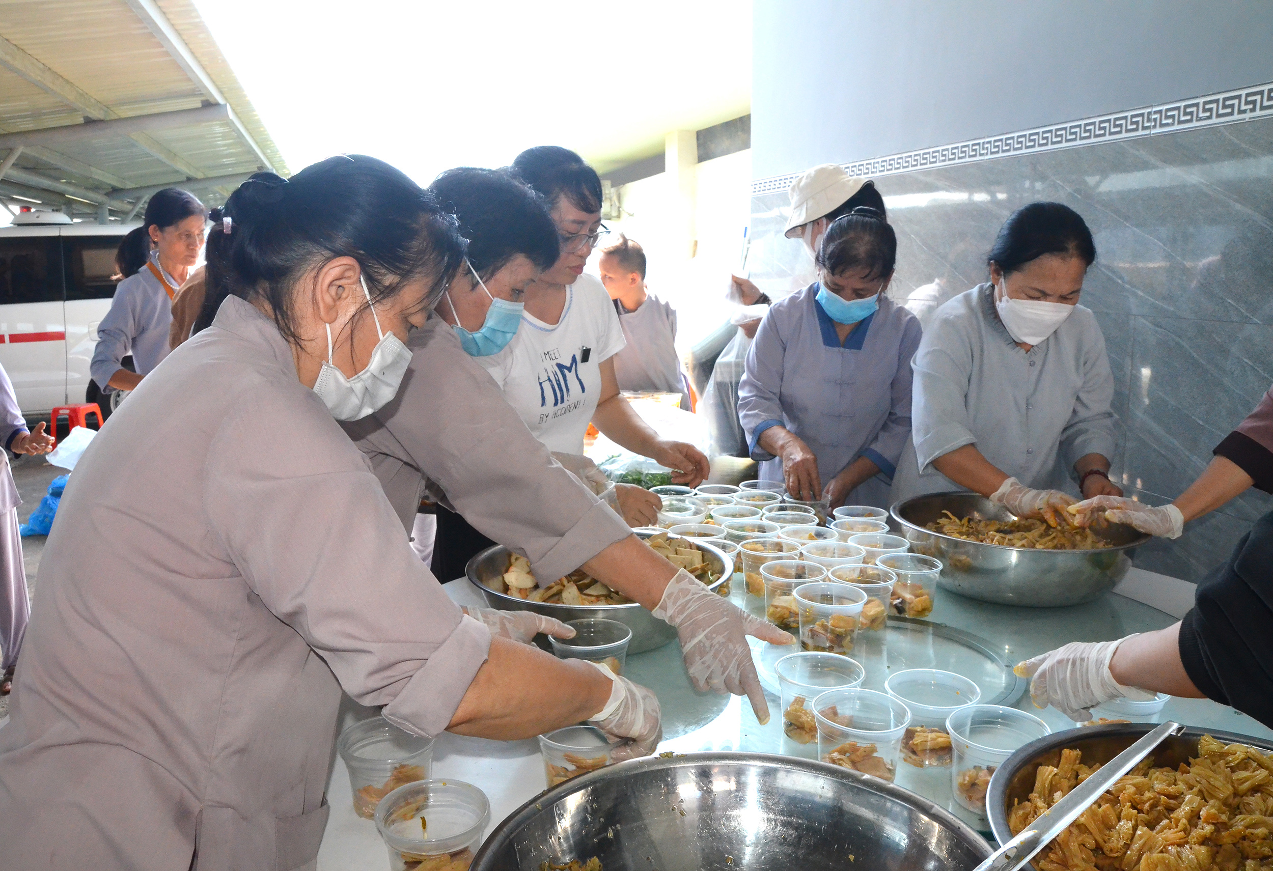 Các phật tử chuẩn bị cơm, canh phục vụ cho bệnh nhân điều trị tại Bệnh viện Vũng Tàu.