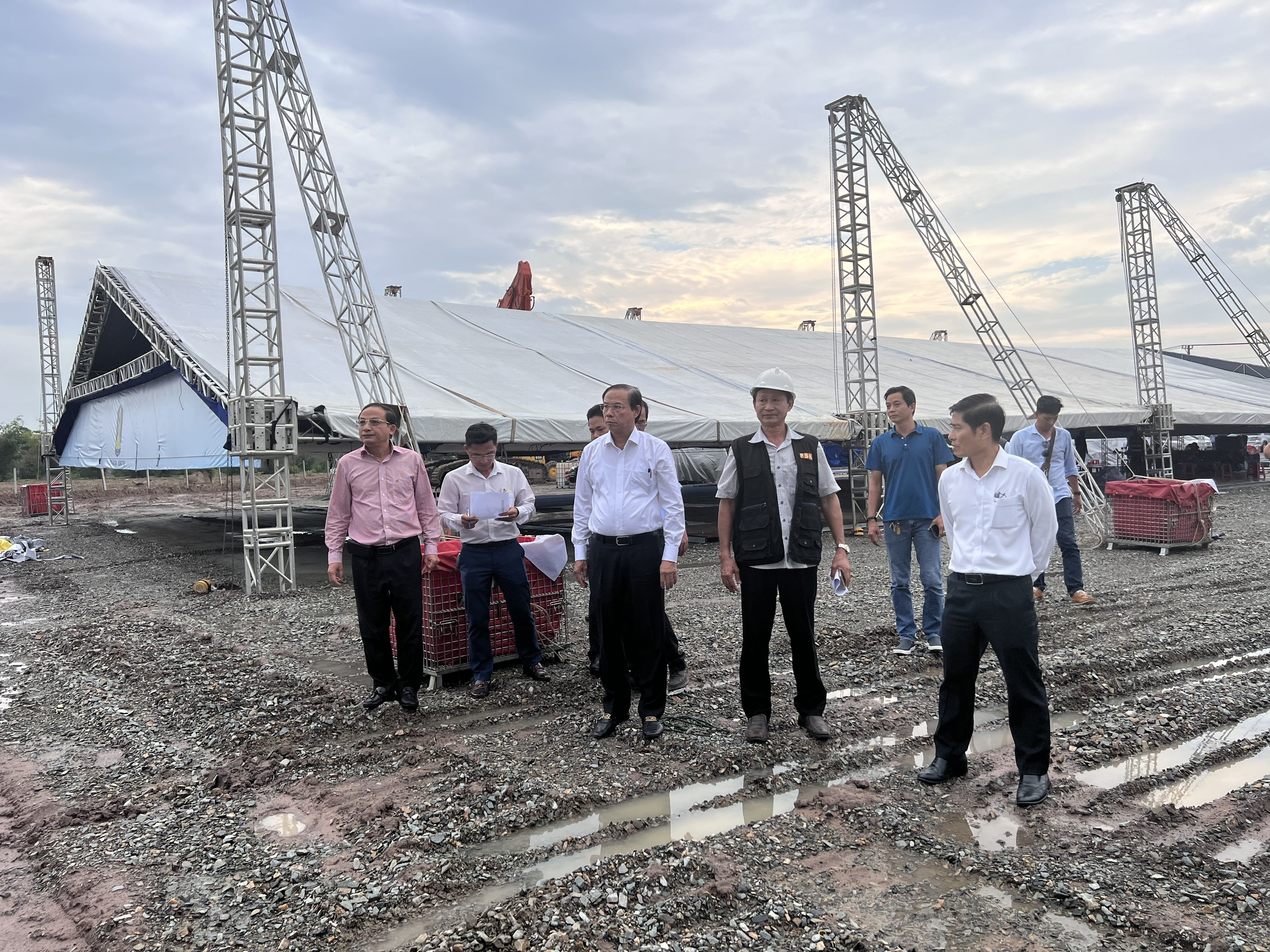 Ông Nguyễn Văn Thọ, Chủ tịch UBND tỉnh (thứ 3 từ trái qua) khảo sát thực tế tại địa điểm tổ chức lễ khởi công dự án thành phần 3, thuộc Dự án tuyến đường bộ cao tốc Biên Hòa-Vũng Tàu, giai đoạn 1
