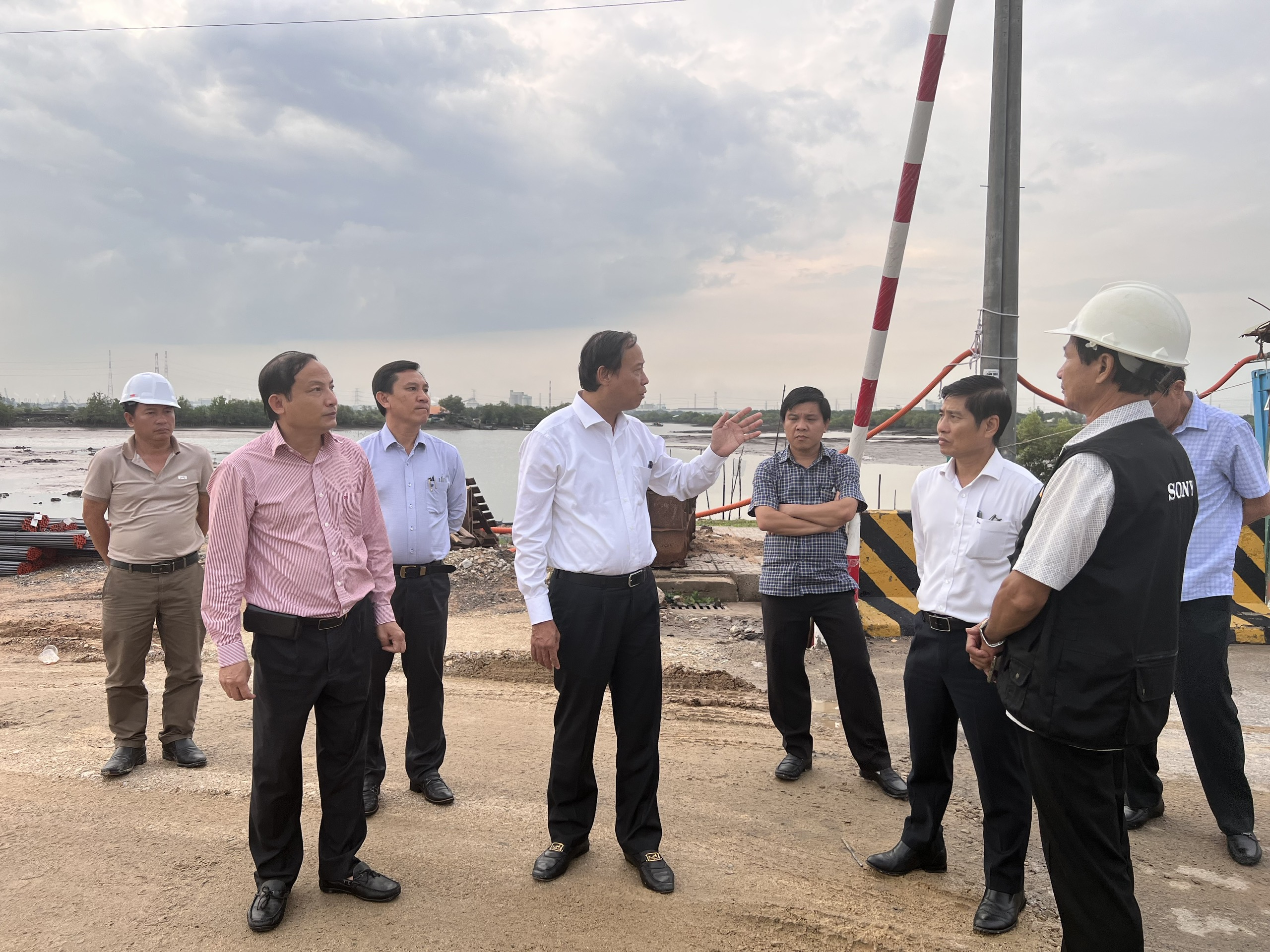 Chủ tịch UBND tỉnh đề nghị chủ đầu tư và các đơn vị liên quan lưu ý sắp xếp, phân luồng bố trí phương tiện ra, vào điểm khởi công 