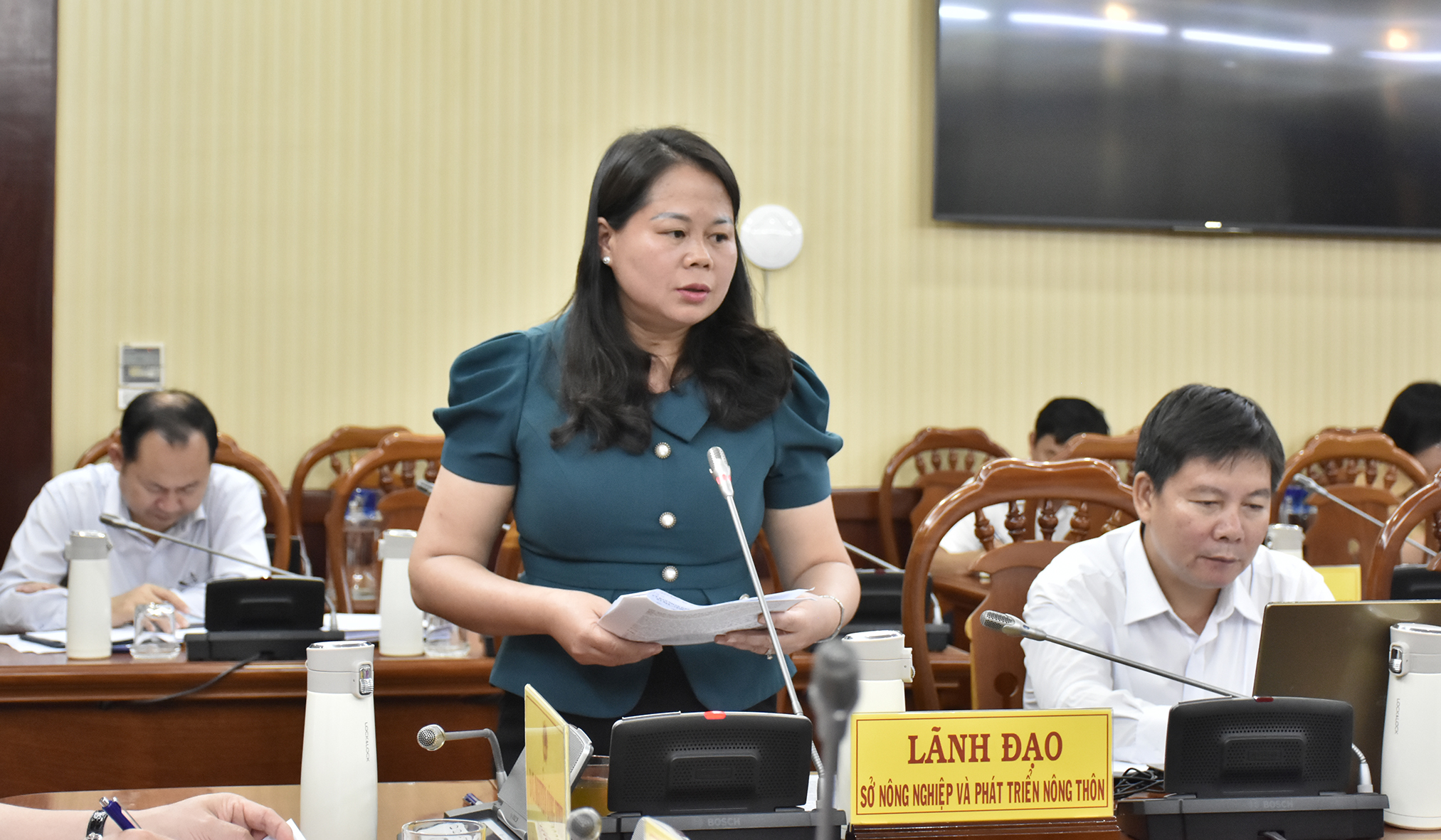 Bà Phạm Thị Na, Phó Giám đốc Sở NN-PTNT báo cáo tình hình khai thác thủy sản 6 tháng đầu năm