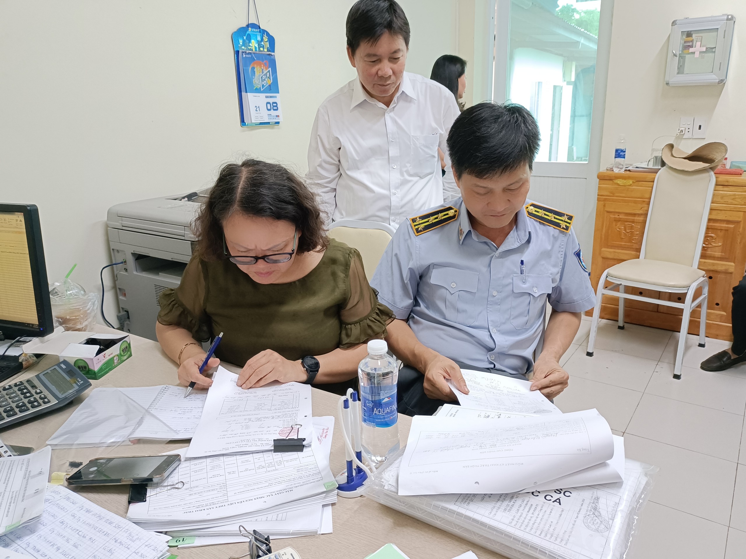 Đại diện Cục Kiểm ngư, đoàn công tác Bộ NN-PTNT đang kiểm tra hồ sơ tàu cá thực hiện IUU  tại cảng Hưng Thái (huyện Long Điền).