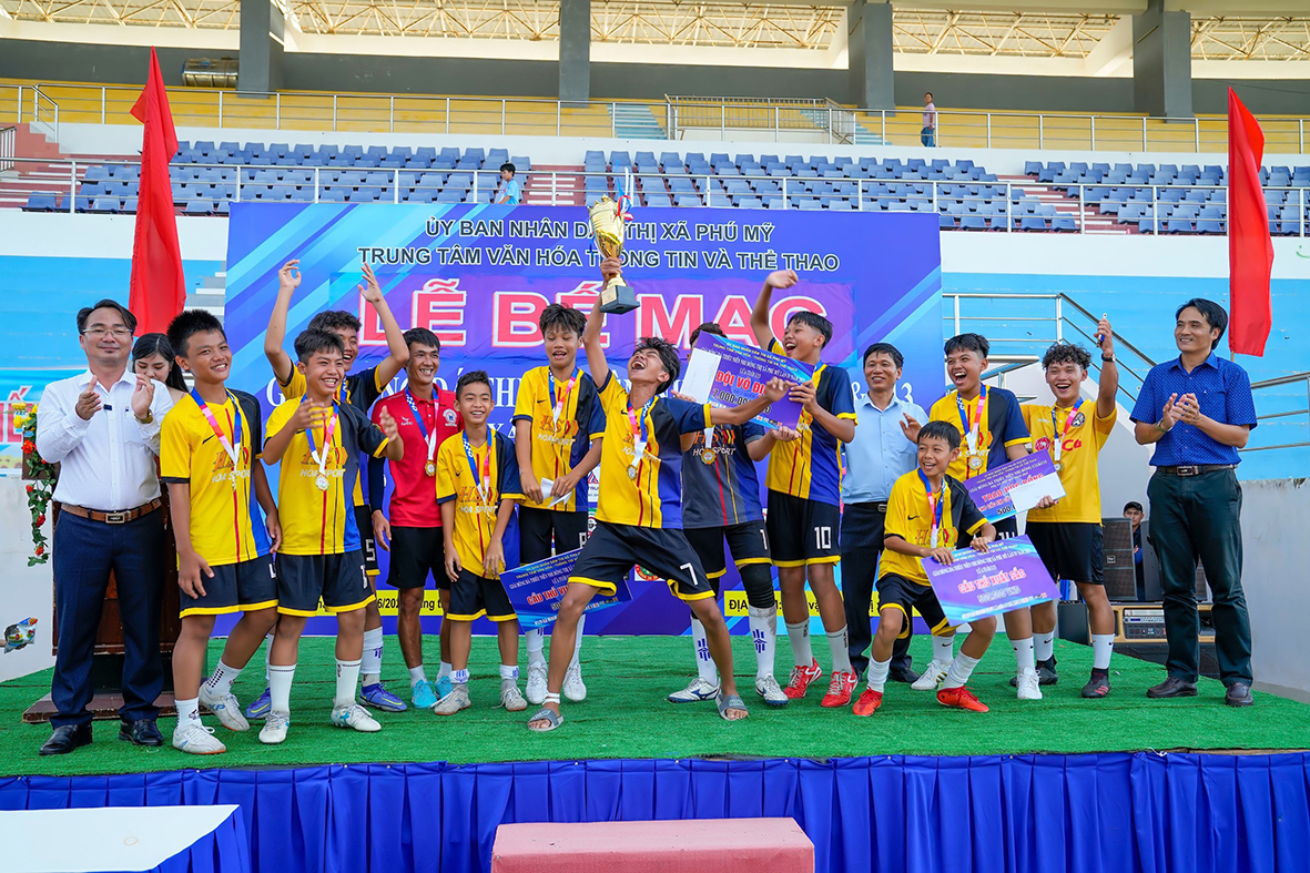 Ban tổ chức trao cúp vô địch lứa tuổi U13 cho đội Trung tâm Bóng đá cộng đồng TX. Phú Mỹ.