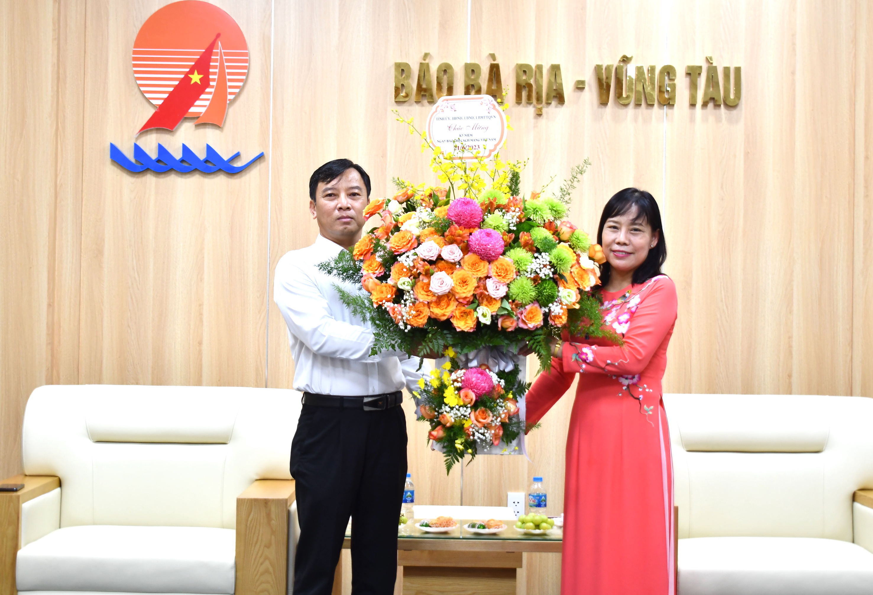 Ông Trương Hữu Chiến, Phó Giám đốc Sở TT-TT, thay mặt lãnh đạo Tỉnh ủy, HĐND, UBND, UBMTTQVN tỉnh tặng hoa chúc mừng Báo Bà Rịa - Vũng Tàu