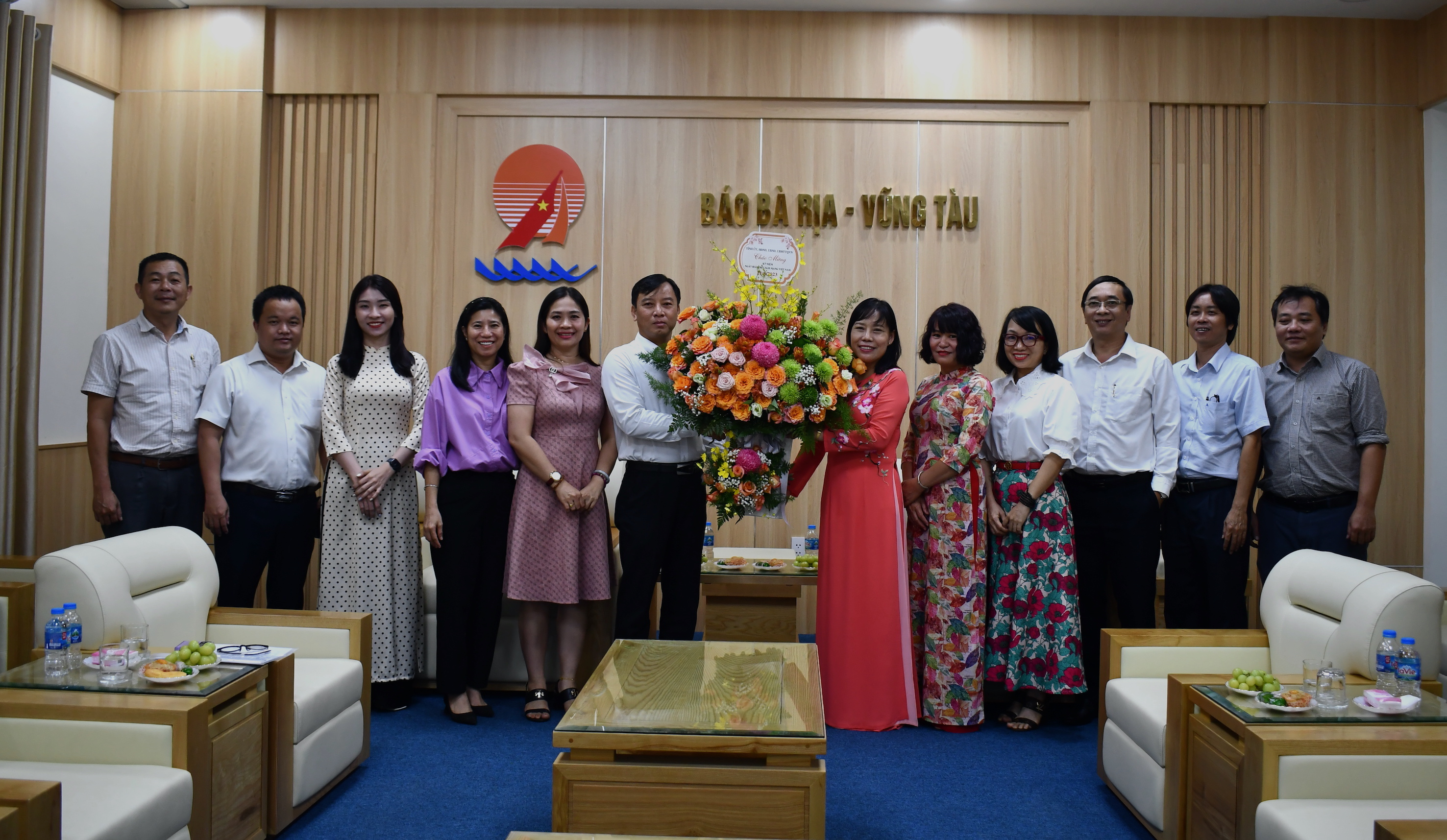 Ông Trương Hữu Chiến, Phó Giám đốc Sở TT-TT tặng hoa,  chúc mừng tập thể Báo Bà Rịa-Vũng Tàu.