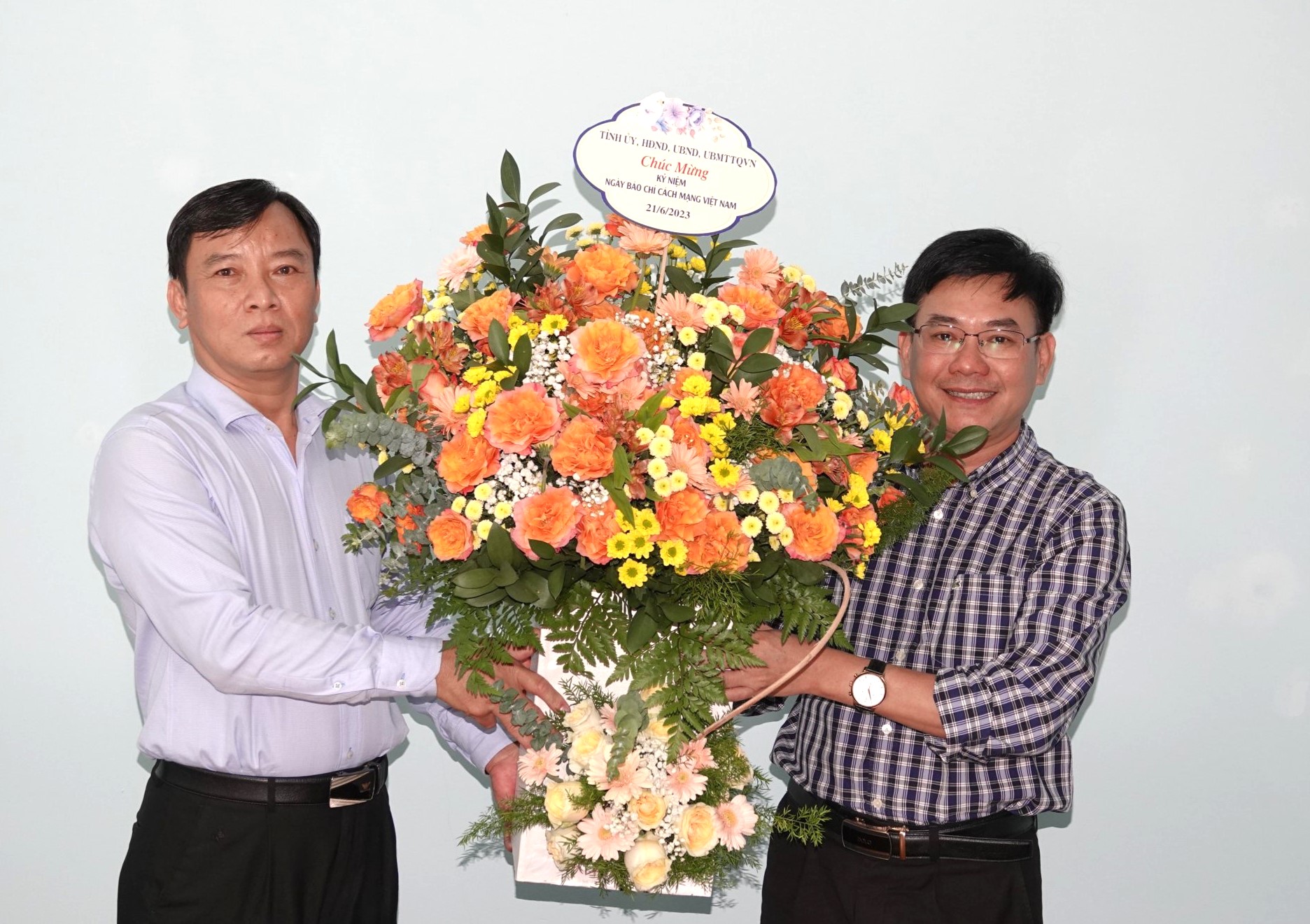 Ông Trương Hữu Chiến, Phó Giám đốc Sở TT-TT tặng hoa chúc mừng Báo Thanh niên Khu vực Miền Đông Nam bộ tại tỉnh Đồng Nai.