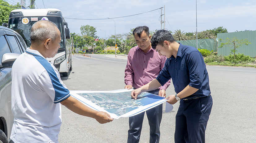Để phát huy tối đa hiệu quả của ĐT 994, đồng thời bảo đảm yếu tố kỹ thuật, mỹ thuật, ngoài các đoạn xây mới, sẽ có một số đoạn đường hiện hữu được cải tuyến. Trong ảnh: Đại diện chủ đầu tư và đơn vị tư vấn nghiên cứu bản đồ định tuyến đường ven biển Vũng Tàu-Bình Thuận ĐT 994.