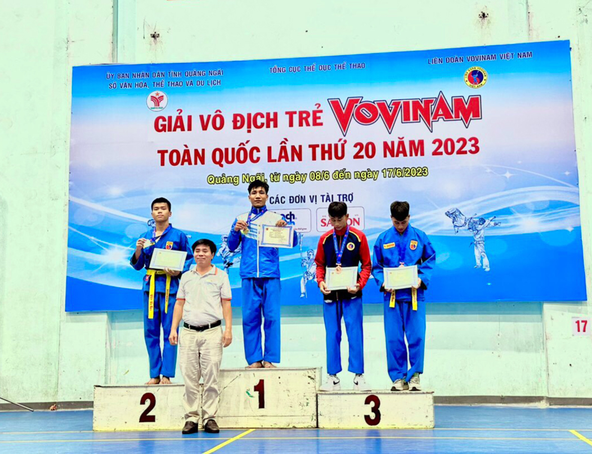 Ban tổ chức trao huy chương Vàng cho VĐV Bà Rịa-Vũng Tàu.