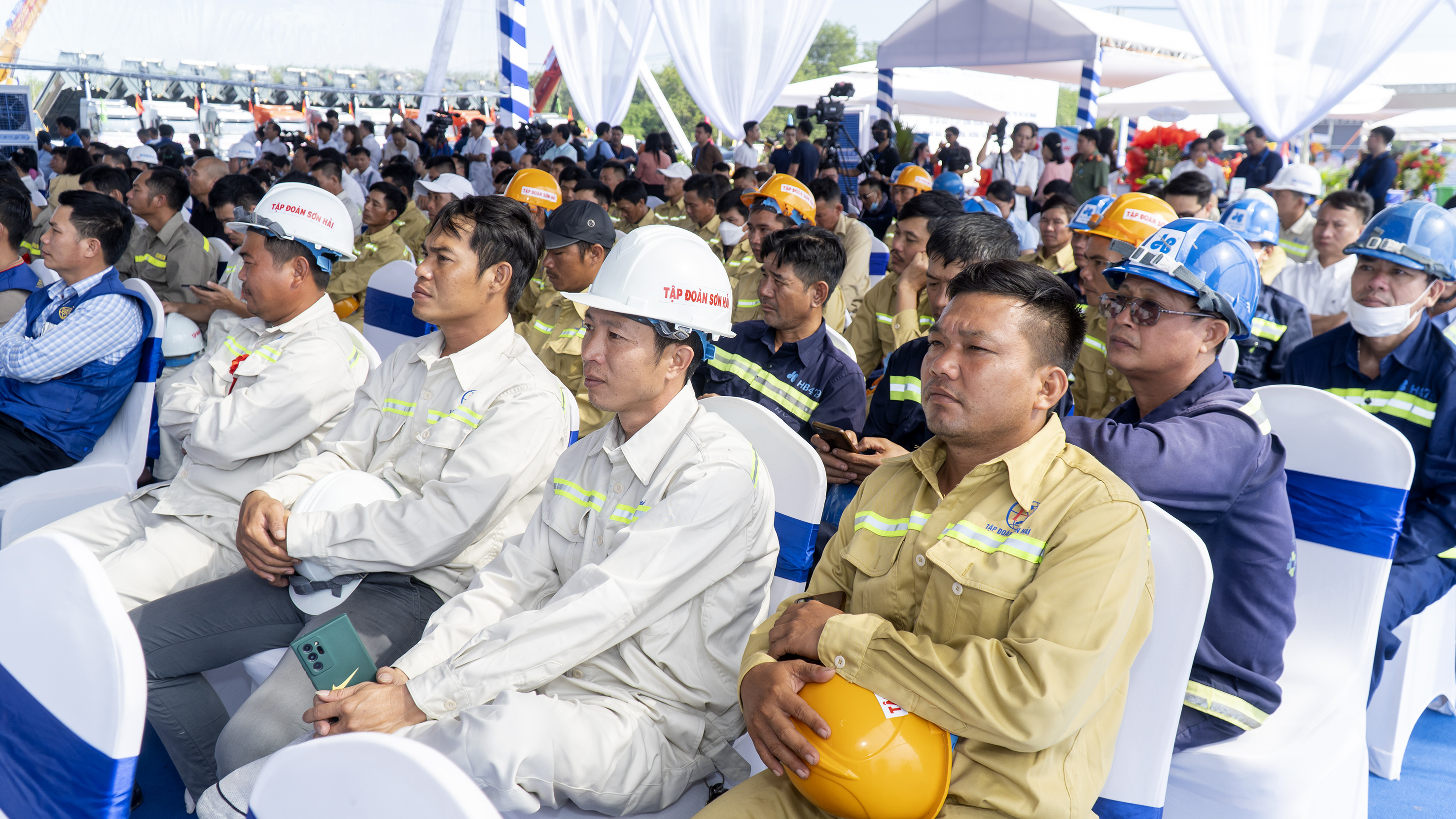 Đại diện các nhà thầu thi công tham dự lễ khởi công. 