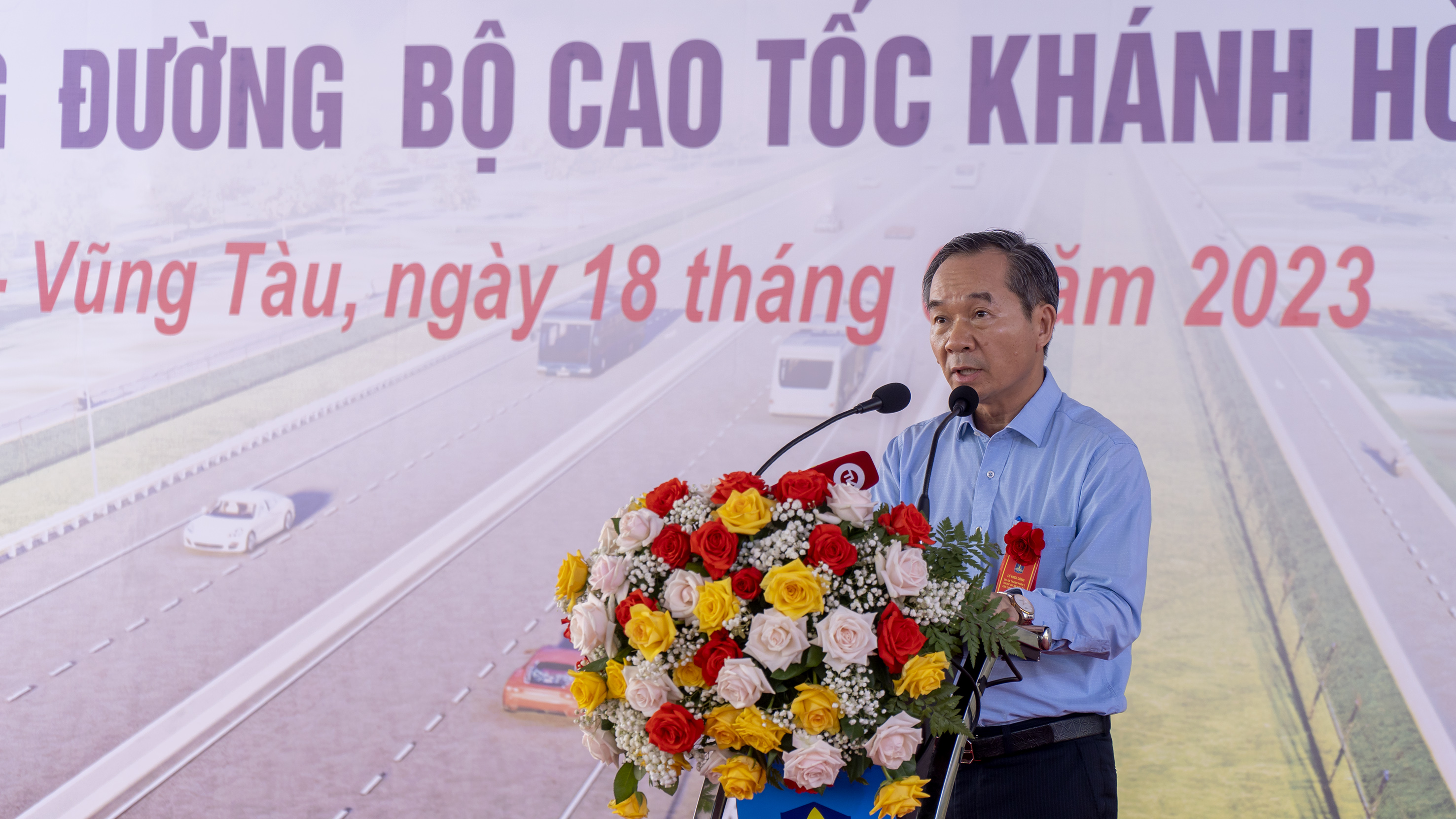 Ông Kiều Anh Mận, Tổng Giám đốc Công ty CP Tư vấn đầu tư xây dựng công trình giao thông tỉnh báo cáo về quá trình chuẩn bị triển khai dự án. 