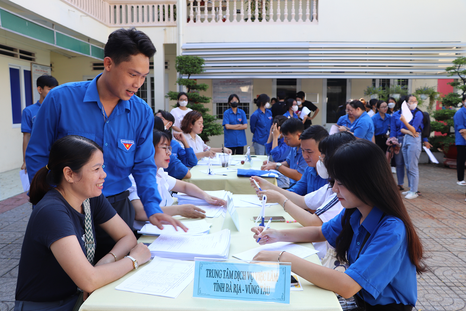 ĐVTN đăng ký tìm việc tại Gian hàng tư vấn, giới thiệu việc làm.