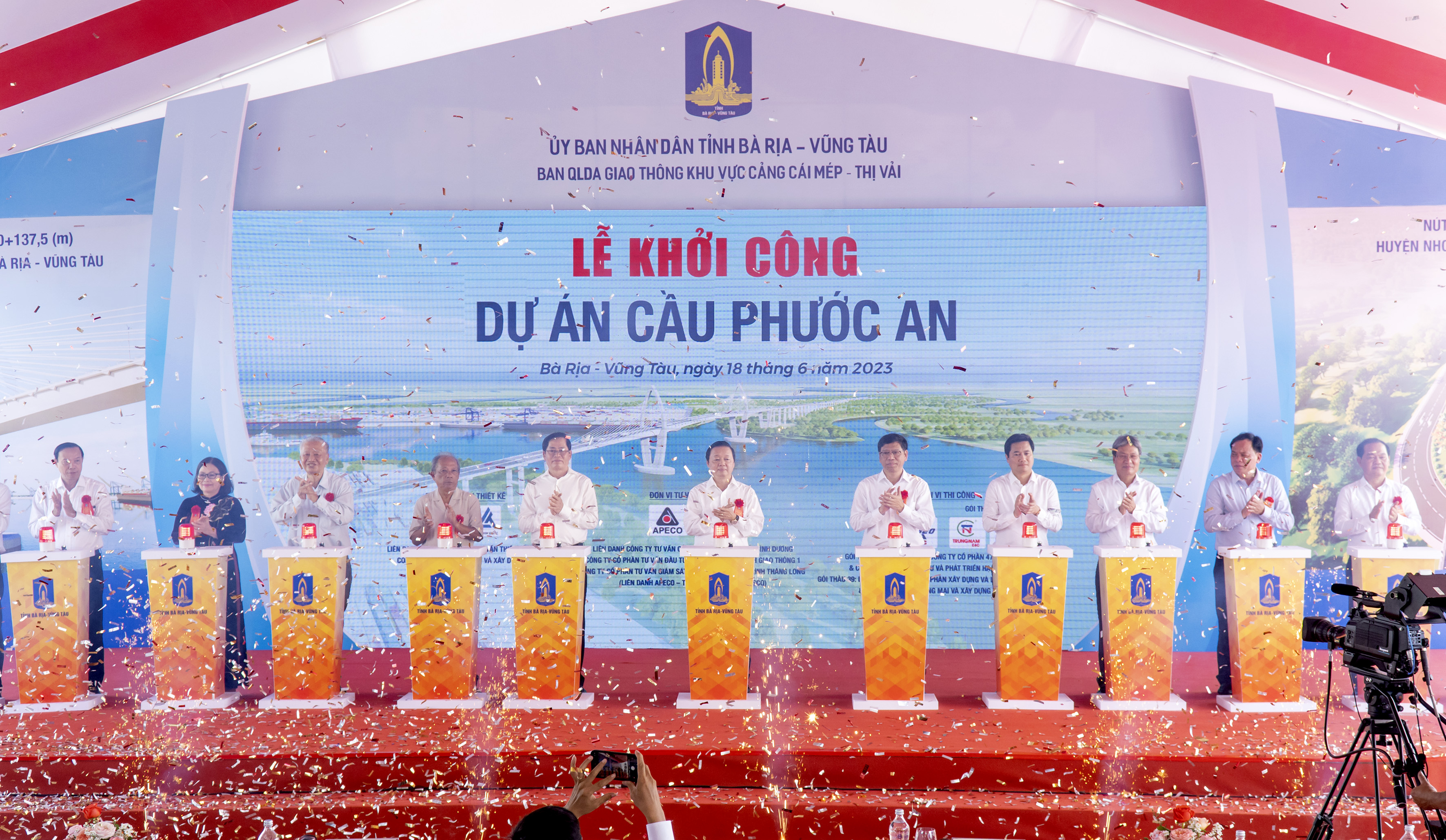 Các đại biểu thực hiện nghi thức nhấn nút khởi công dự án cầu Phước An.