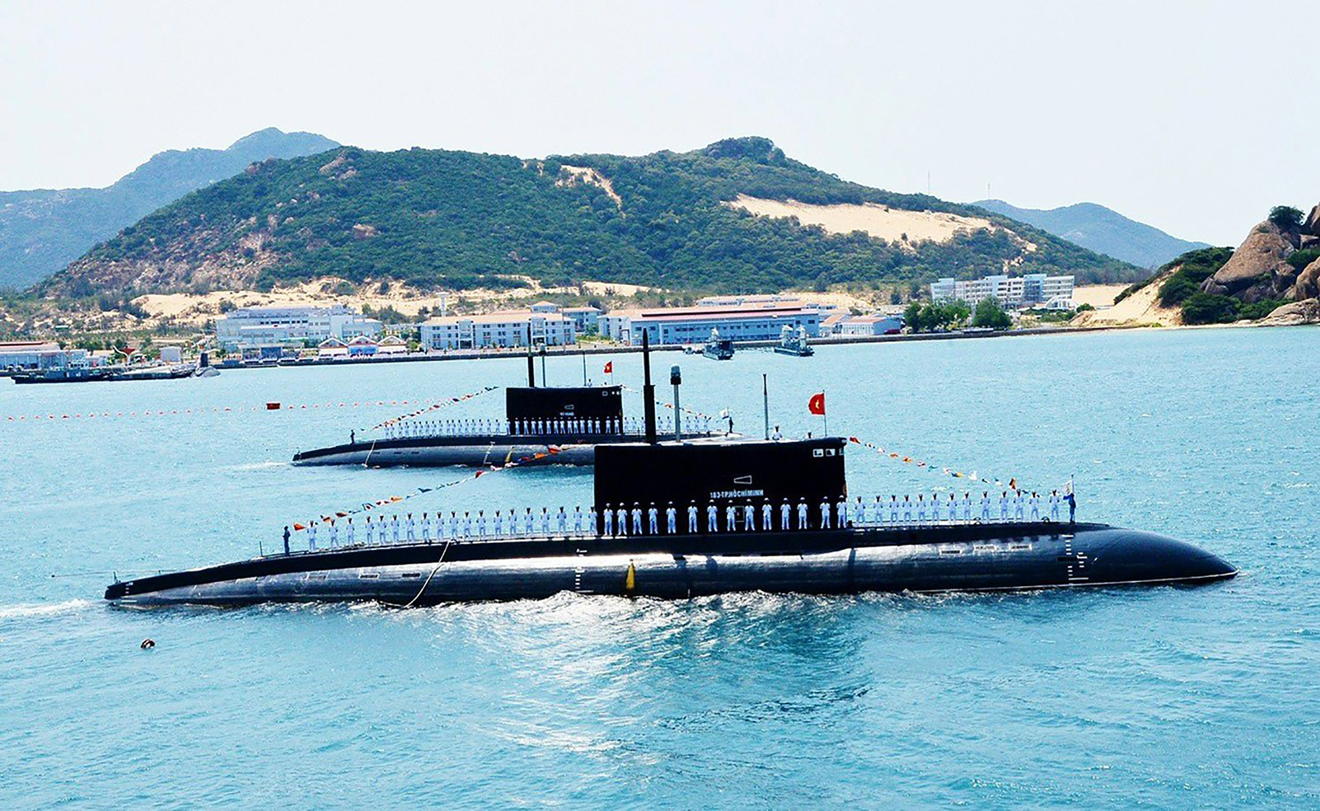 Những chiếc tàu ngầm lilo với lá cờ Tổ quốc tung bay trên nóc như thể hiện quyết tâm sẵn sàng chiến đấu bảo vệ chủ quyền biển, đảo quê hương.