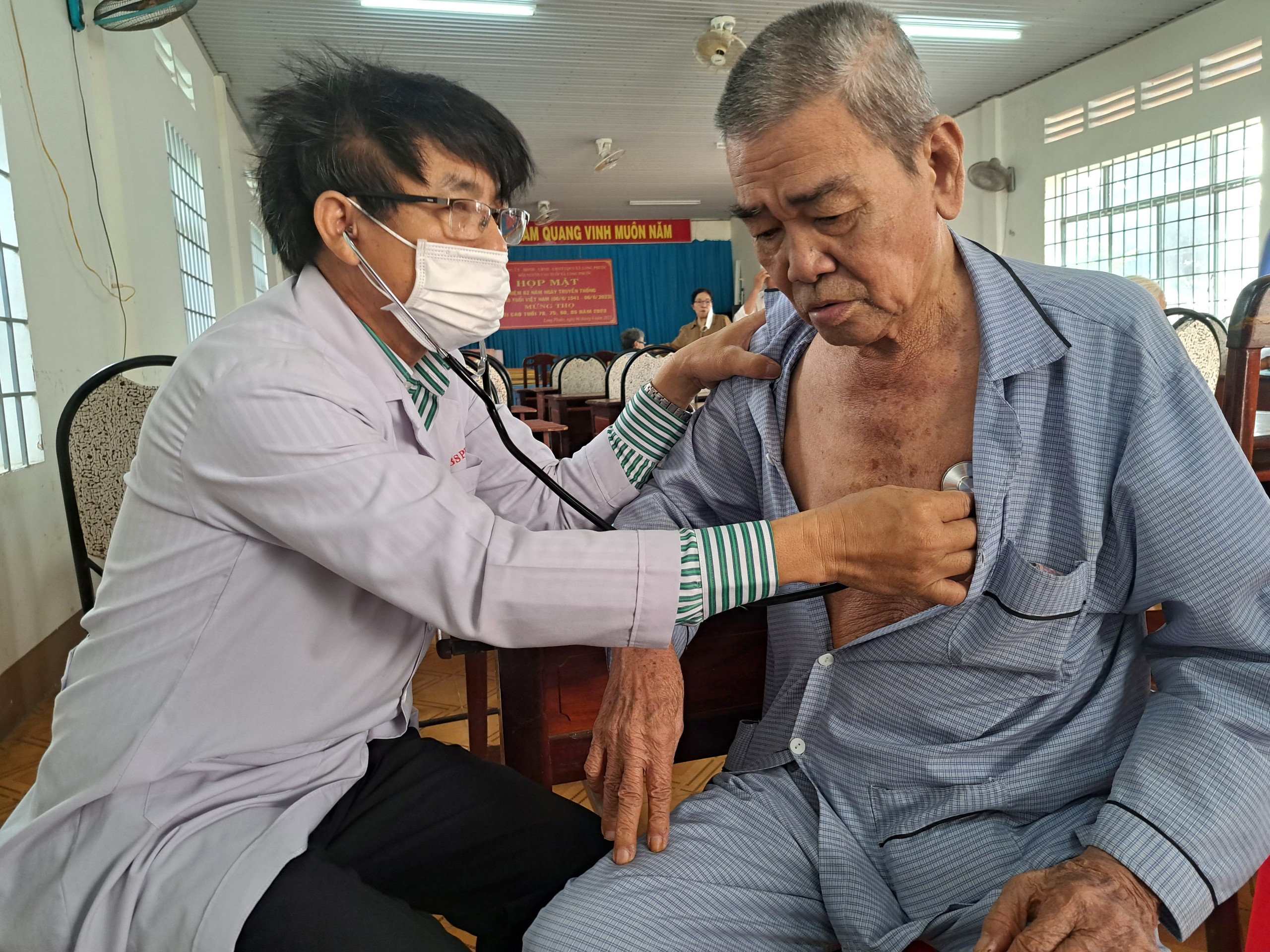 Bác sĩ khám bệnh cho cụ Nguyễn Văn Thăng (88 tuổi, ngụ tại ấp Tây, xã Long Phước, TP.Bà Rịa).