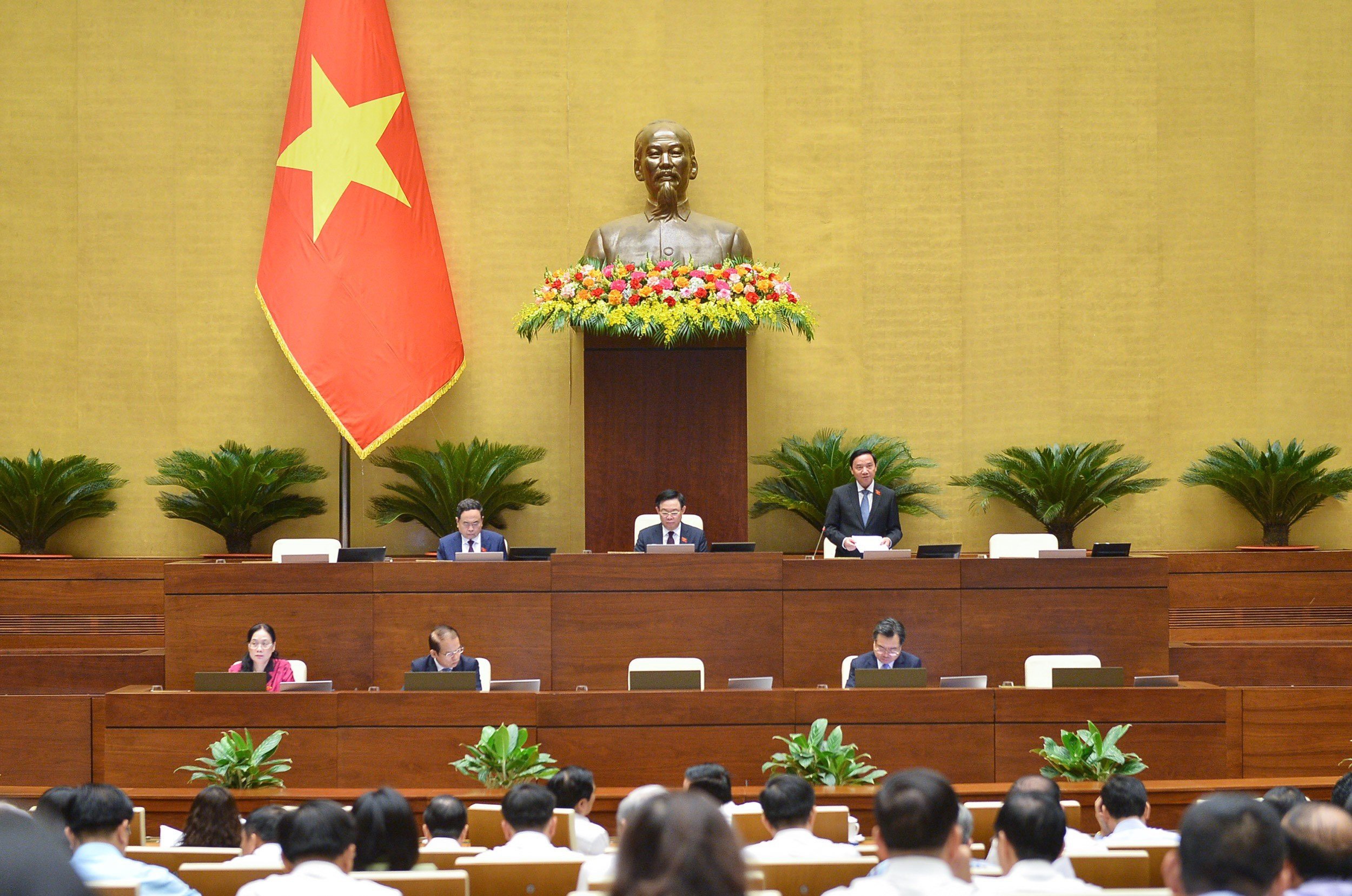 Phó Chủ tịch Nguyễn Khắc định điều hành phiên họp