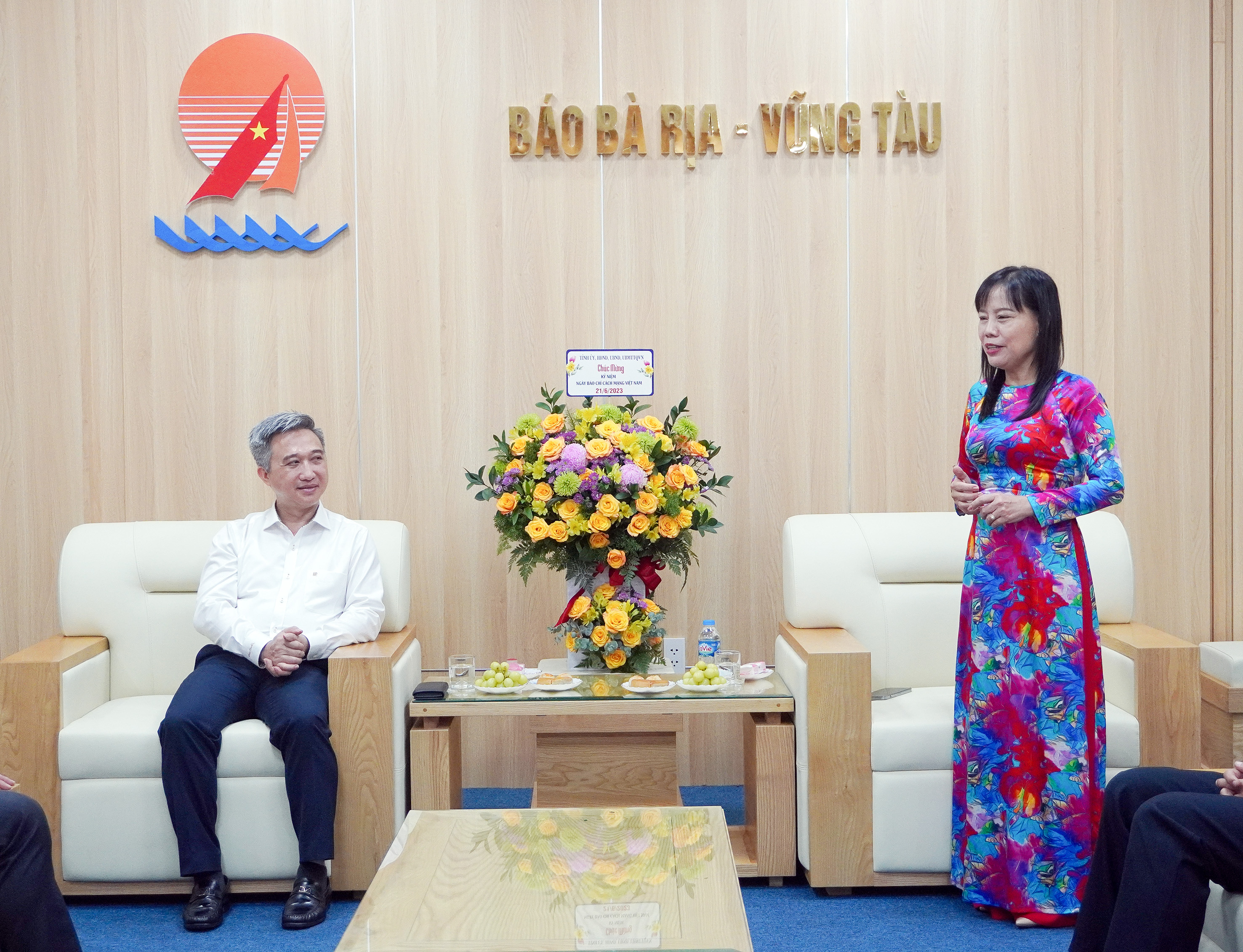 Bà Đỗ Nguyễn Hoàng Dung, Quyền Tổng Biên tập Báo Bà Rịa-Vũng Tàu báo cáo công tác thông tin, tuyên truyền của tòa soạn trong thời gian qua.