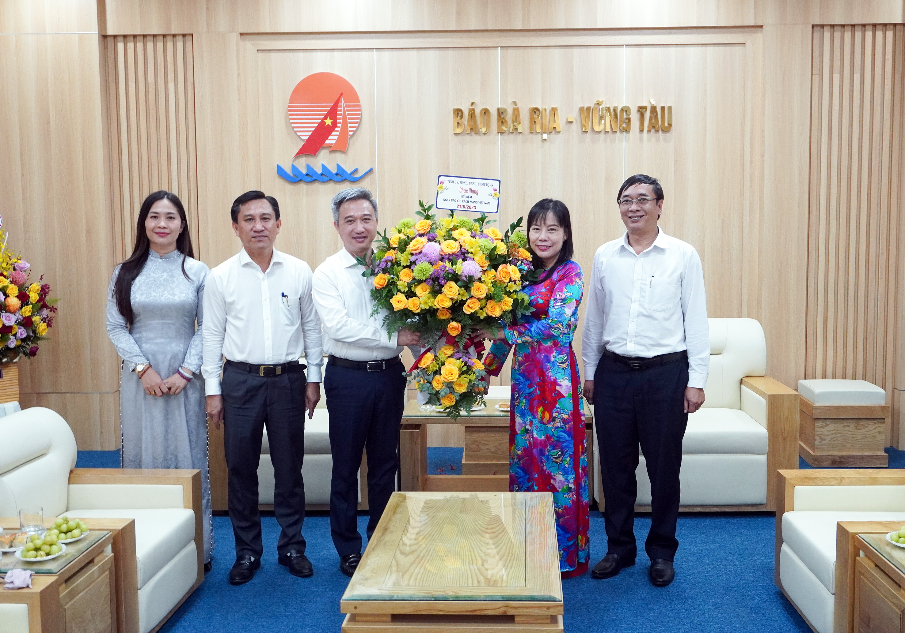 Phó Chủ tịch UBND tỉnh Đặng Minh Thông tặng hoa chúc mừng Báo Bà Rịa-Vũng Tàu nhân kỷ niệm 98 năm Ngày Báo chí cách mạng Việt Nam.