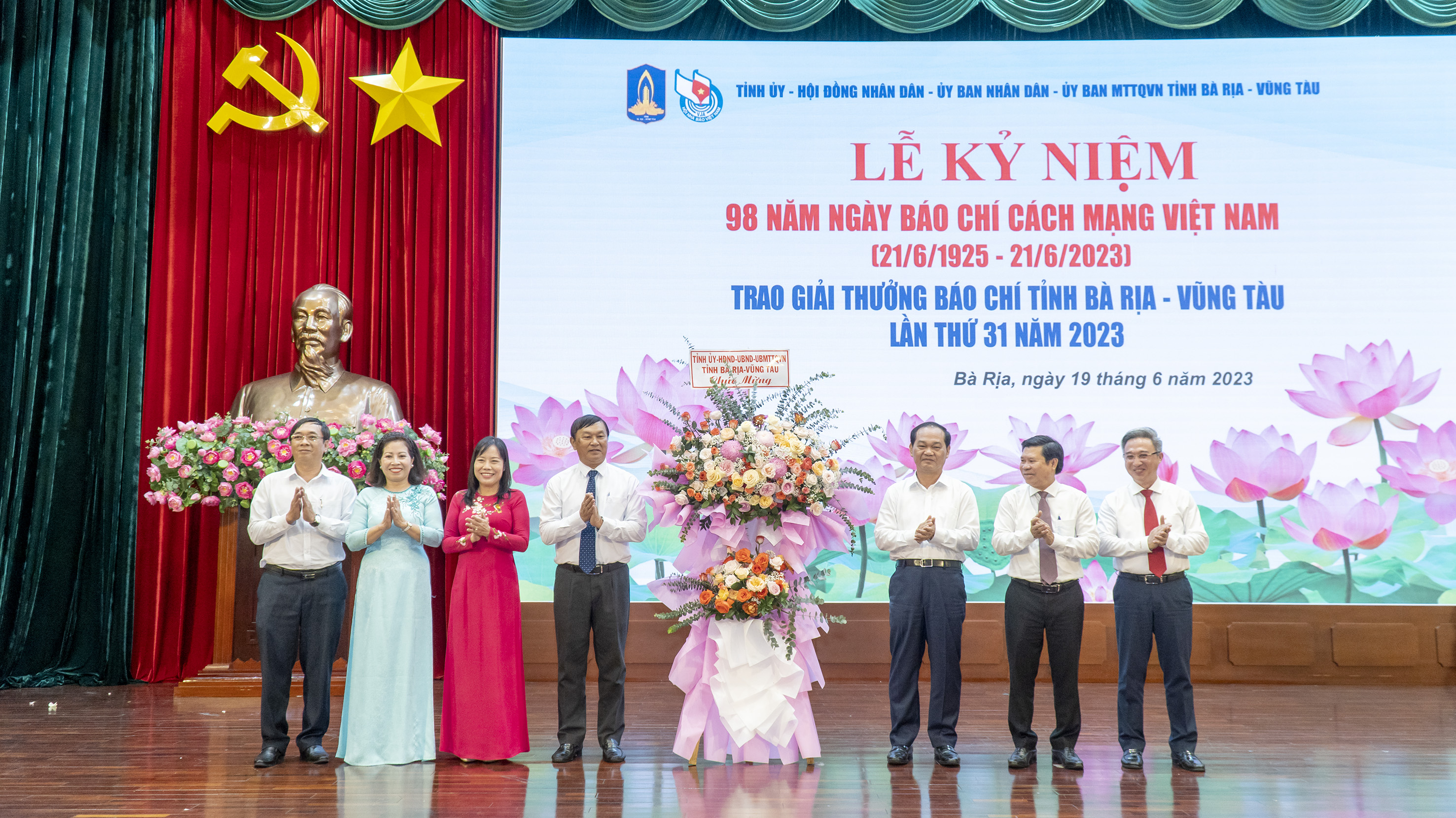 Lãnh đạo tỉnh tặng hoa chúc mừng đại diện lãnh đạo Hội Nhà báo tỉnh, các cơ quan báo chí nhân kỷ niệm 98 năm Ngày Báo chí Cách mạng Việt Nam.