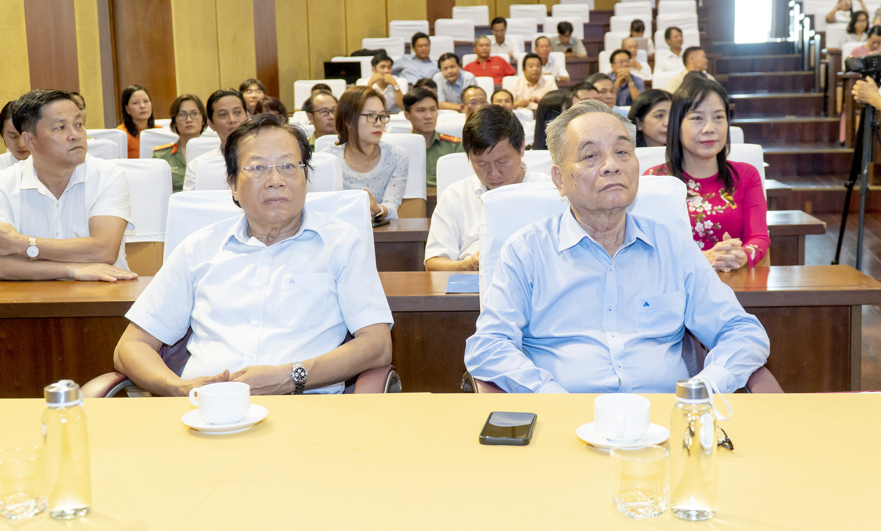 Nhà báo Phạm Quốc Toàn, nguyên Phó Chủ tịch Hội Nhà báo Việt Nam, nguyên Chủ tịch Hội Nhà báo tỉnh, nguyên Tổng Biên tập Báo Bà Rịa - Vũng Tàu (thứ nhất từ trái qua) cùng các đại biểu tham dự lễ kỷ niệm.