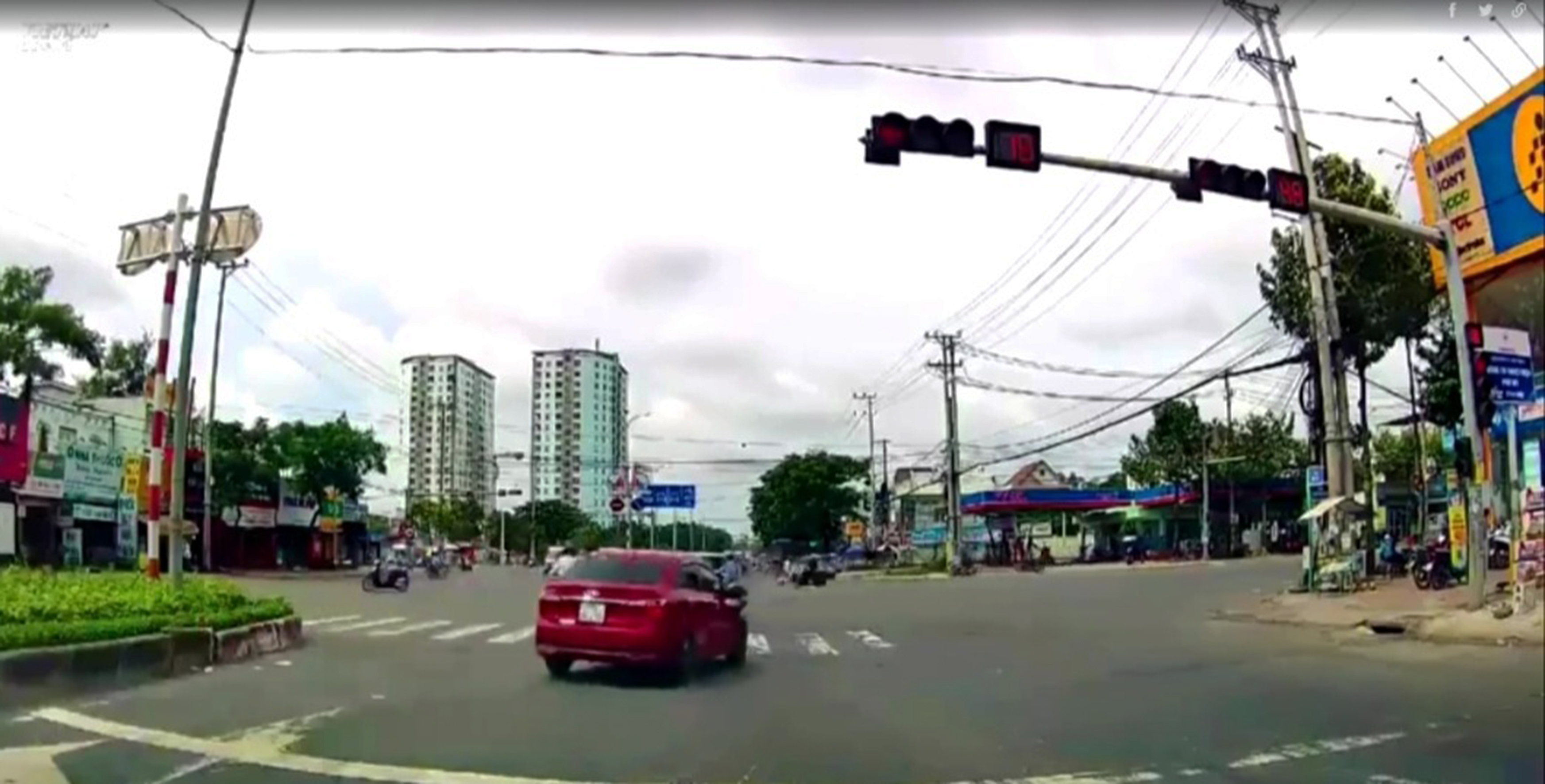 Một trường hợp vượt đèn đỏ tại chốt đèn trên QL51 đoạn qua địa phận phường Phú Mỹ (TX.Phú Mỹ)  được camera phương tiện lưu thông ghi lại và gửi về PC08.