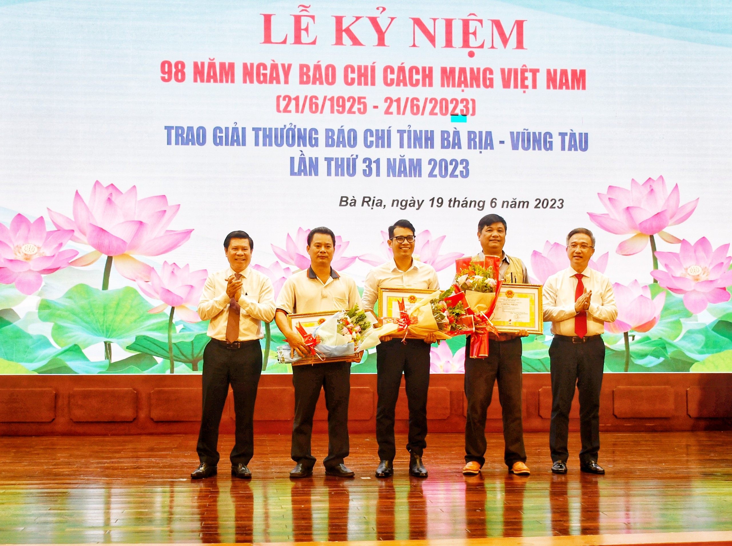 Trưởng Ban Tuyên giáo Tỉnh ủy Nguyễn Văn Xinh và Phó Chủ tịch UBND Đặng Minh Thông trao Chứng nhận của UBND tỉnh cho các tác giả, nhóm tác giả đạt giải B Giải Báo chí tỉnh. Ảnh: PHÚC LƯU
