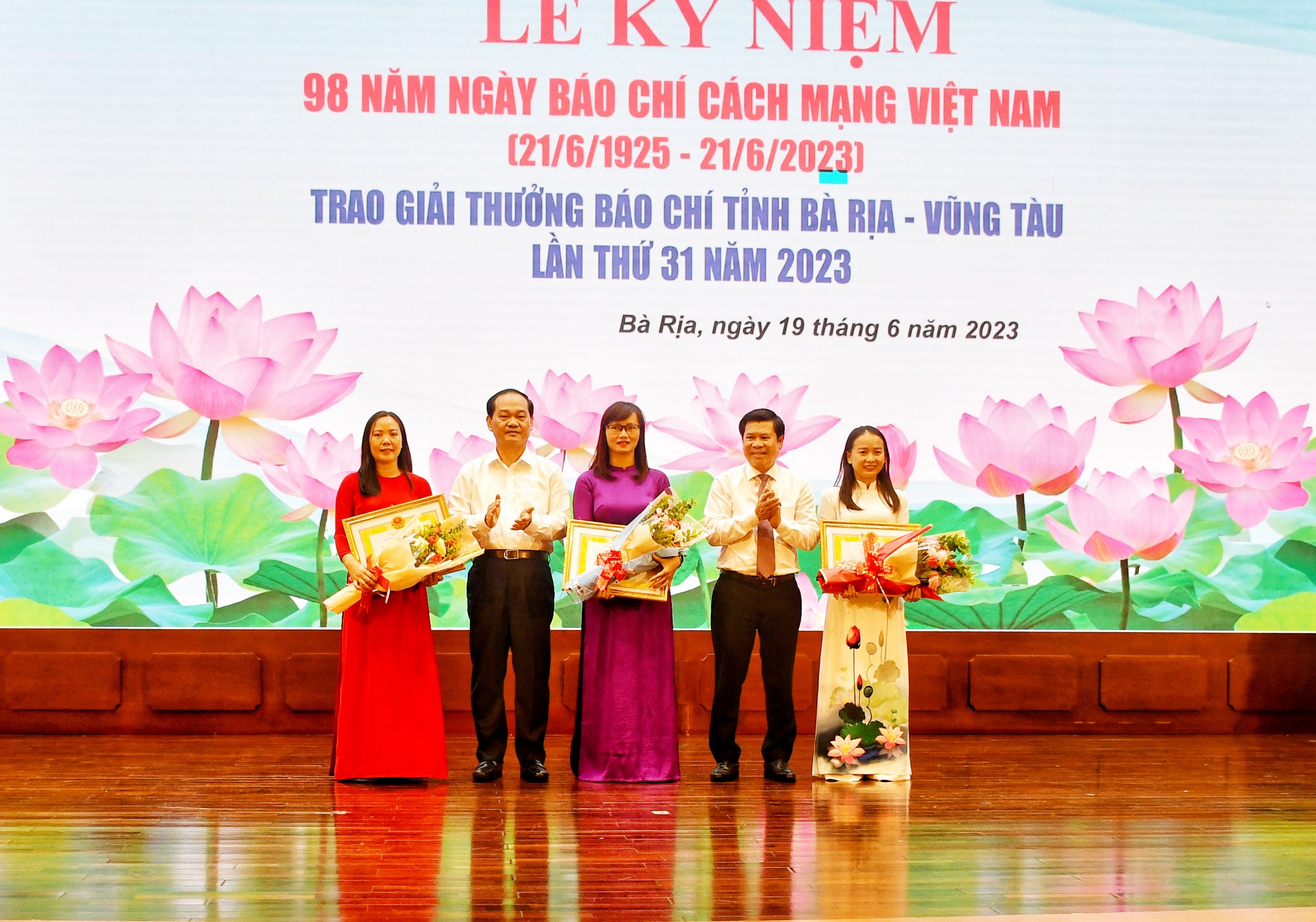 Phó Chủ tịch HĐND tỉnh Mai Ngọc Thuận và Trưởng Ban Tuyên giáo Tỉnh ủy Nguyễn Văn Xinh trao Chứng nhận của UBND tỉnh cho các tác giả, nhóm tác giả đạt Giải A giải Báo chí tỉnh. Ảnh: PHÚC LƯU