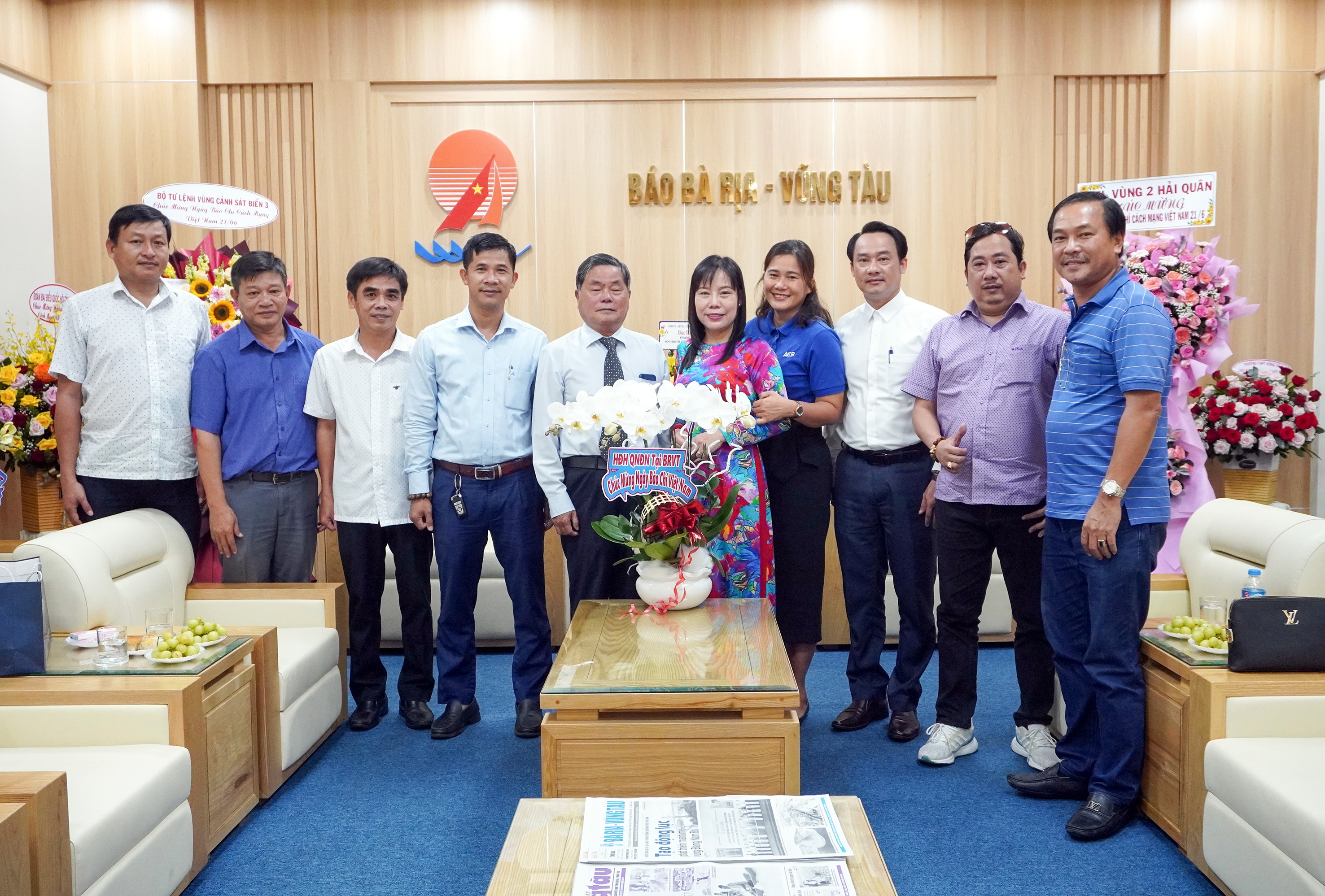 Trung tướng, AHLLVTND Châu Văn Mẫn, nguyên Giám đốc Công an tỉnh cùng Hội Đồng hương Quảng Nam-Đà Nẵng tại Bà Rịa-Vũng Tàu tặng hoa chúc mừng Báo Bà Rịa-Vũng Tàu.