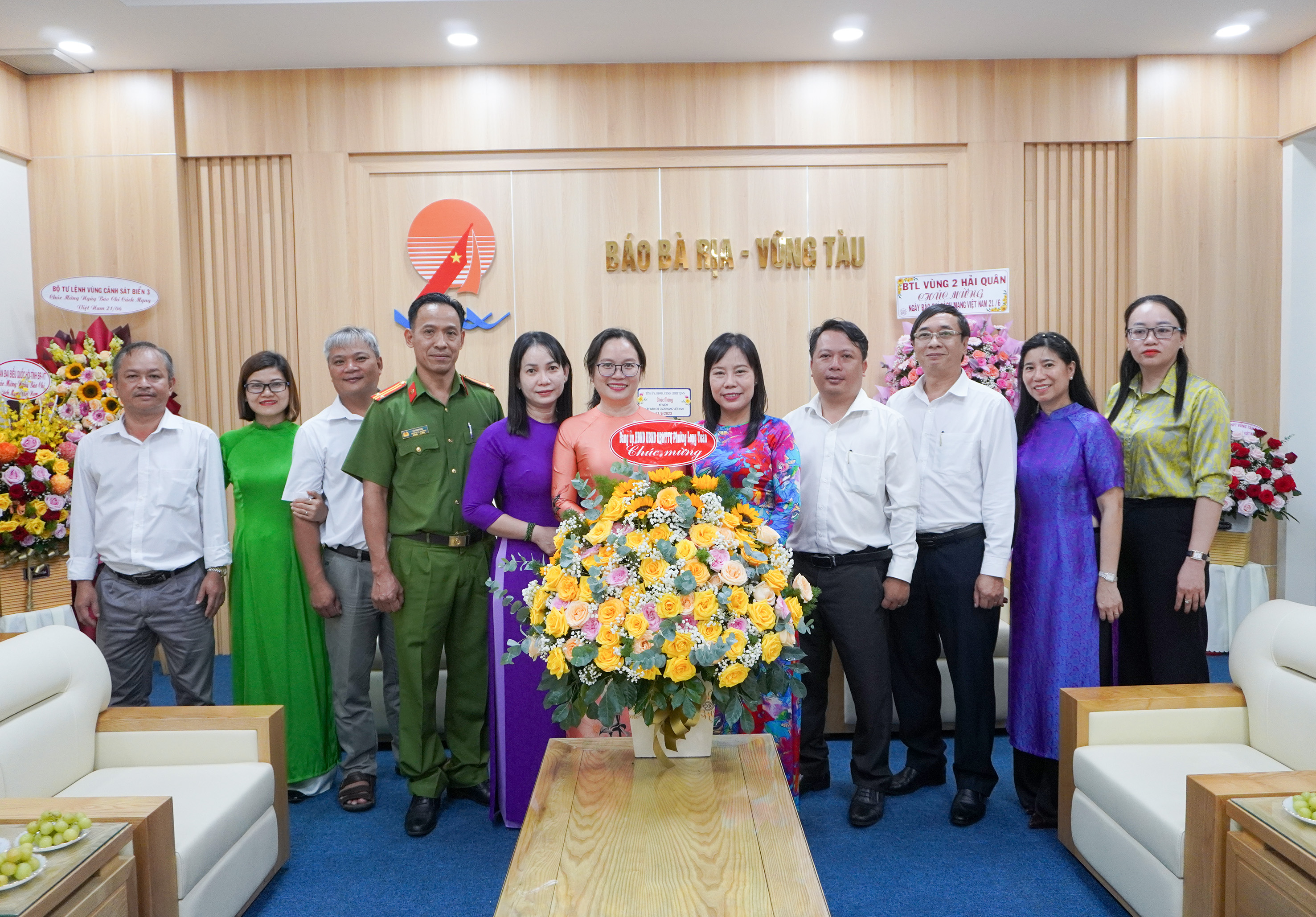 Đảng ủy, HĐND, UBND, UBMTTQ Việt Nam phường Long Toàn, TP. Bà Rịa tặng hoa chúc mừng Báo Bà Rịa-Vũng Tàu.