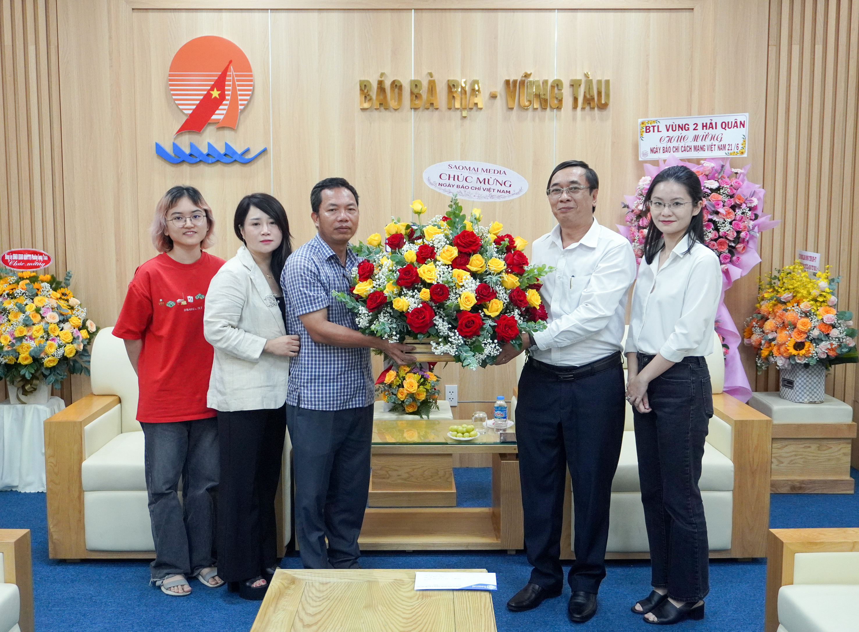 Đại diện Công ty Truyền thông Sao Mai Media tặng hoa chúc mừng Báo Bà Rịa-Vũng Tàu.