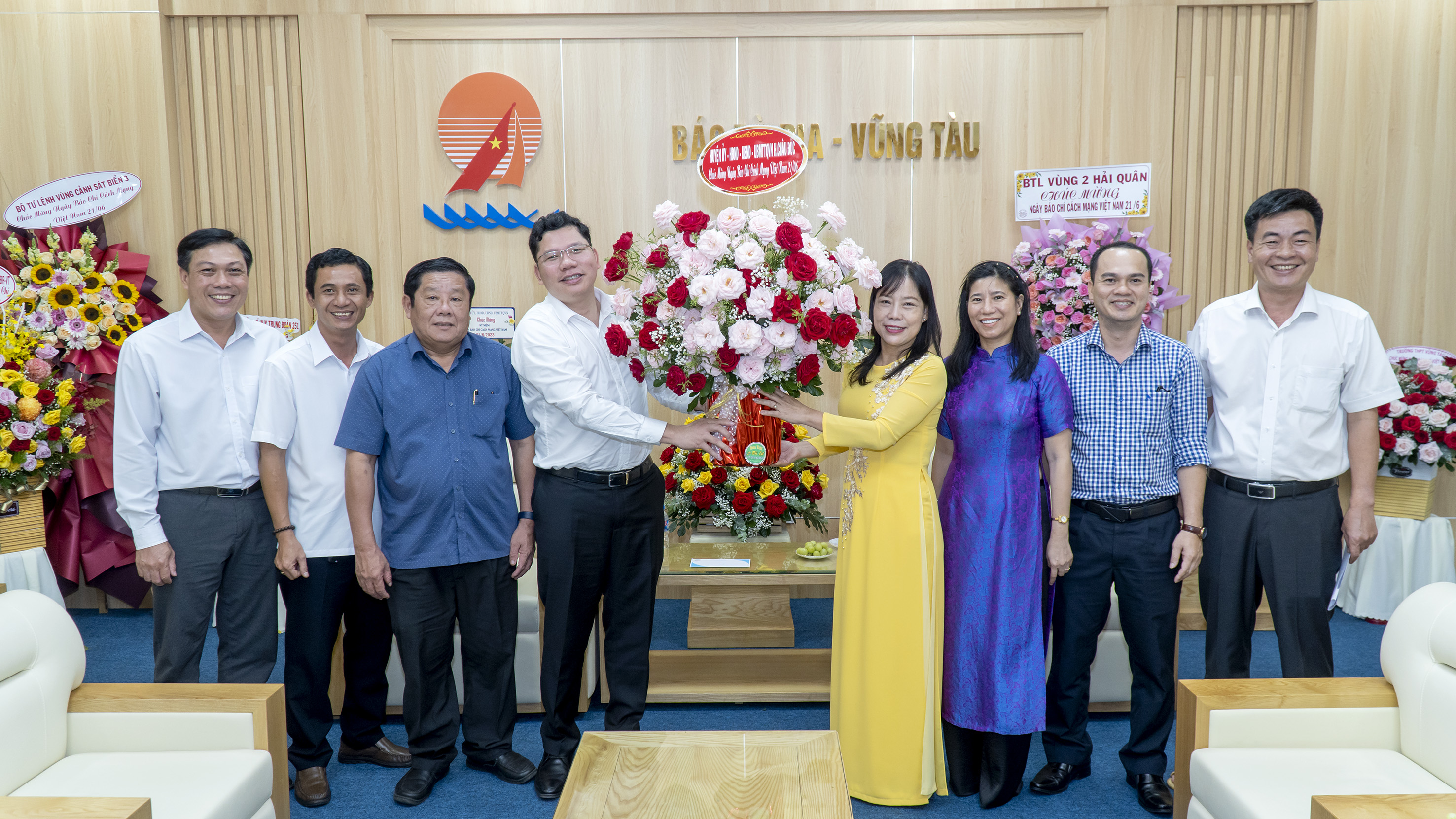 Lãnh đạo huyện Châu Đức tặng hoa chúc mừng Báo Bà Rịa - Vũng Tàu.