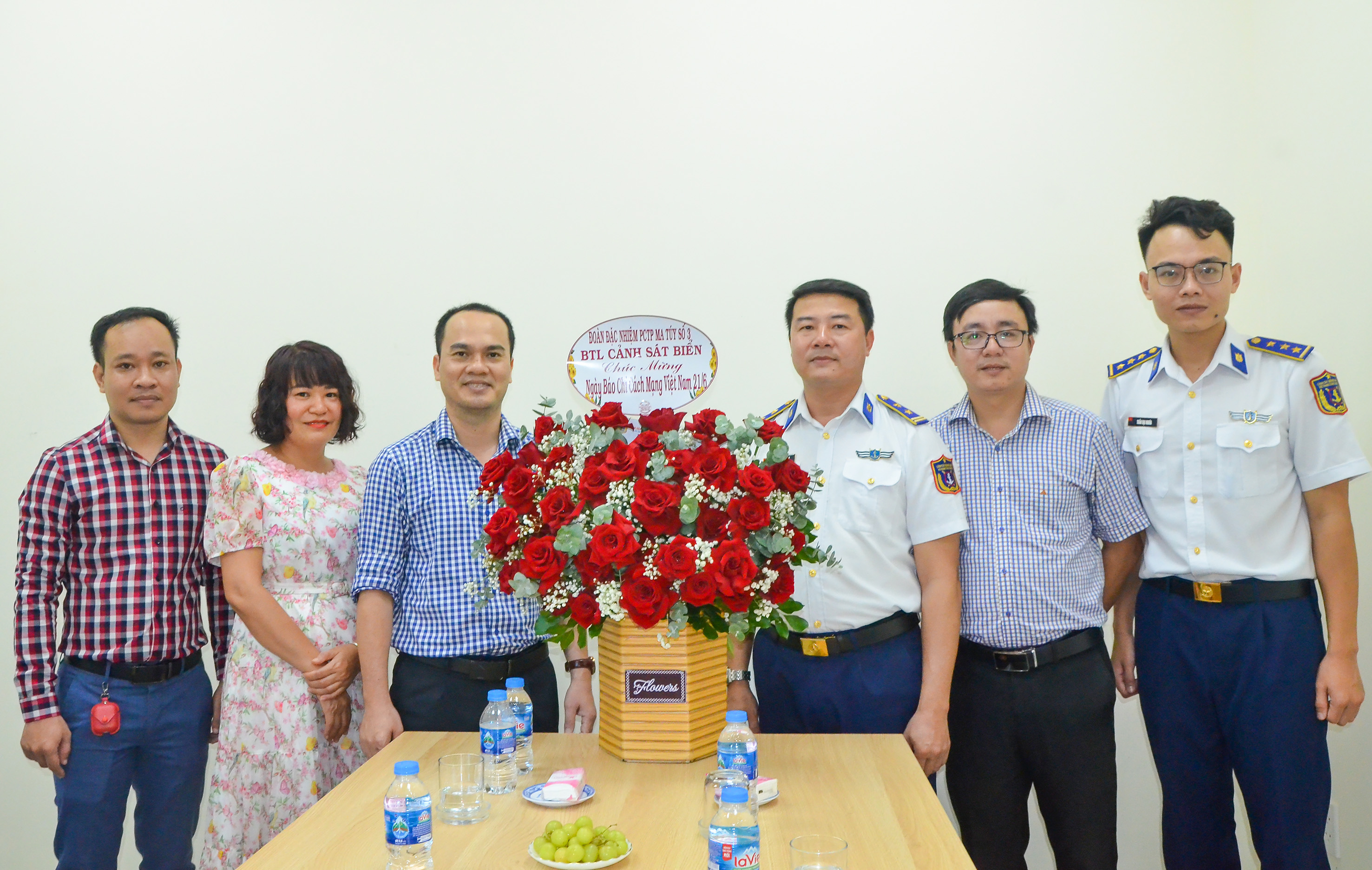 Đoàn Đặc nhiệm phòng chống tội phạm ma túy số 3, Bộ Tư lệnh Cảnh sát biển tặng hoa chúc mừng Ngày Nhà báo Việt Nam.