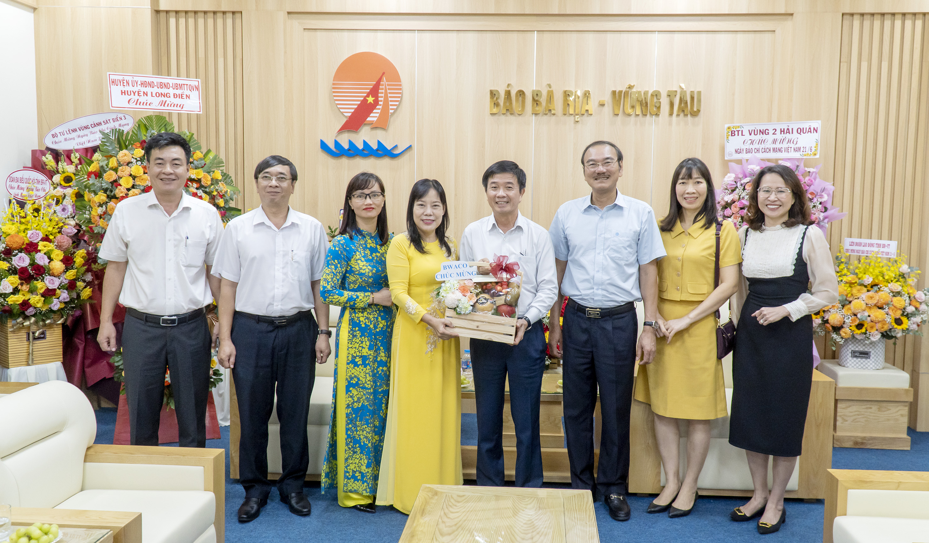 Đại diện lãnh đạo Công ty cấp nước Bà Rịa - Vũng Tàu (BWACO) tặng hoa chúc mừng Báo Bà Rịa - Vũng Tàu.