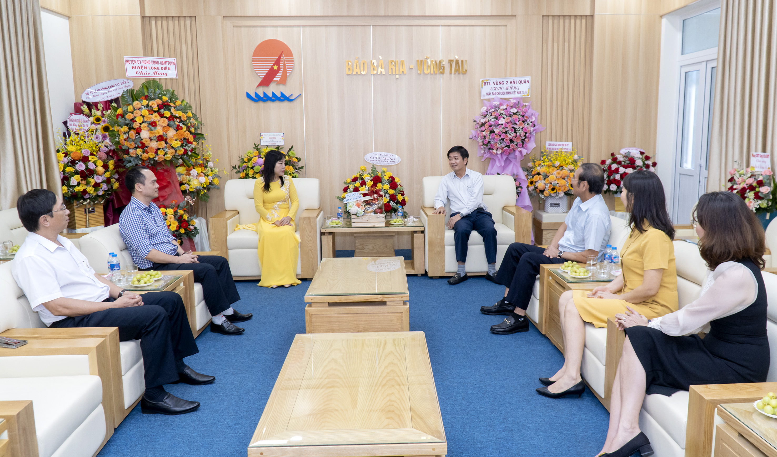Đại diện các cơ quan, đơn vị trao đổi với BBT Báo Bà Rịa - Vũng Tàu.