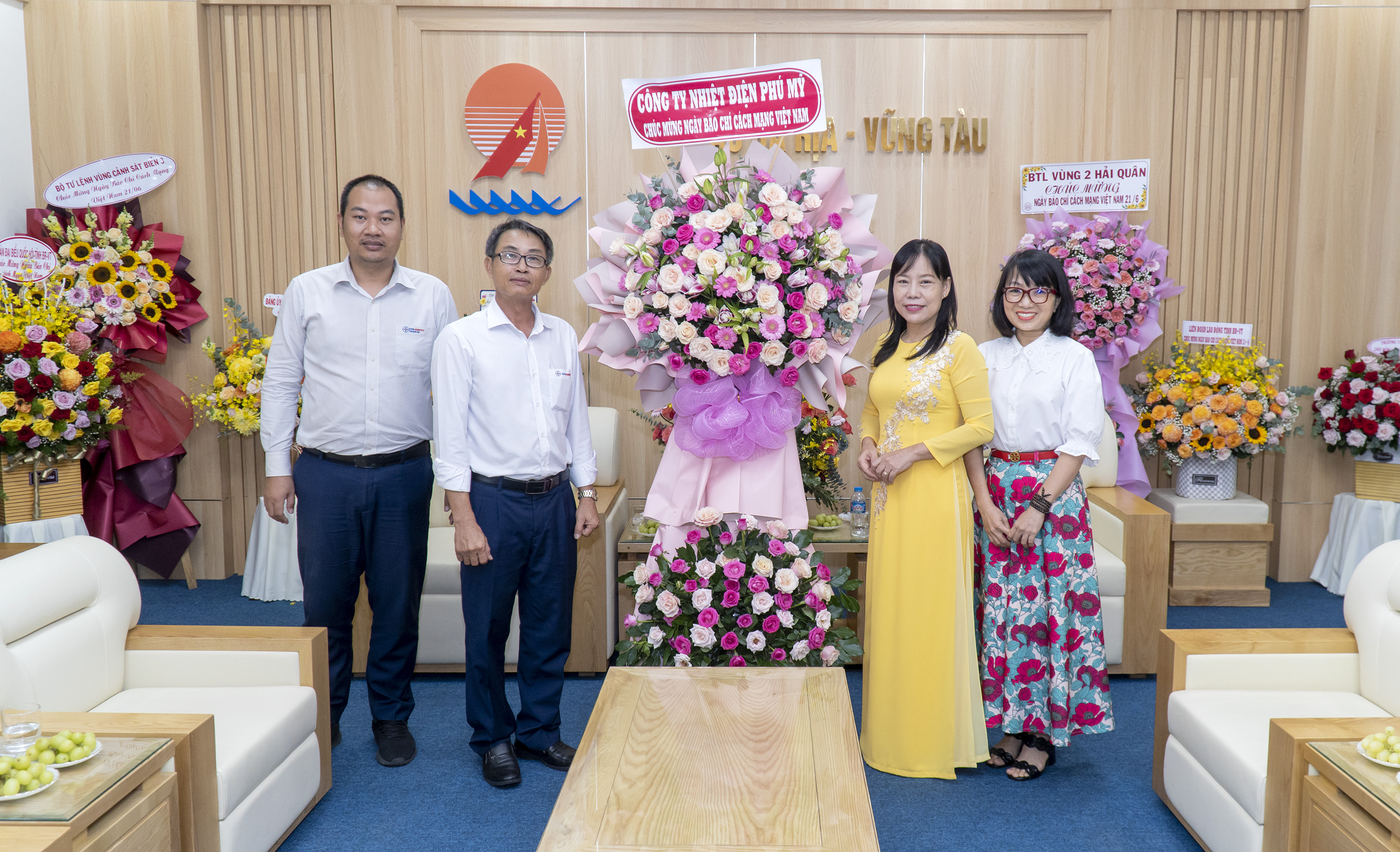 Đại diện lãnh đạo Công ty Vung Tau Ship tặng hoa chúc mừng Báo Bà Rịa - Vũng Tàu.