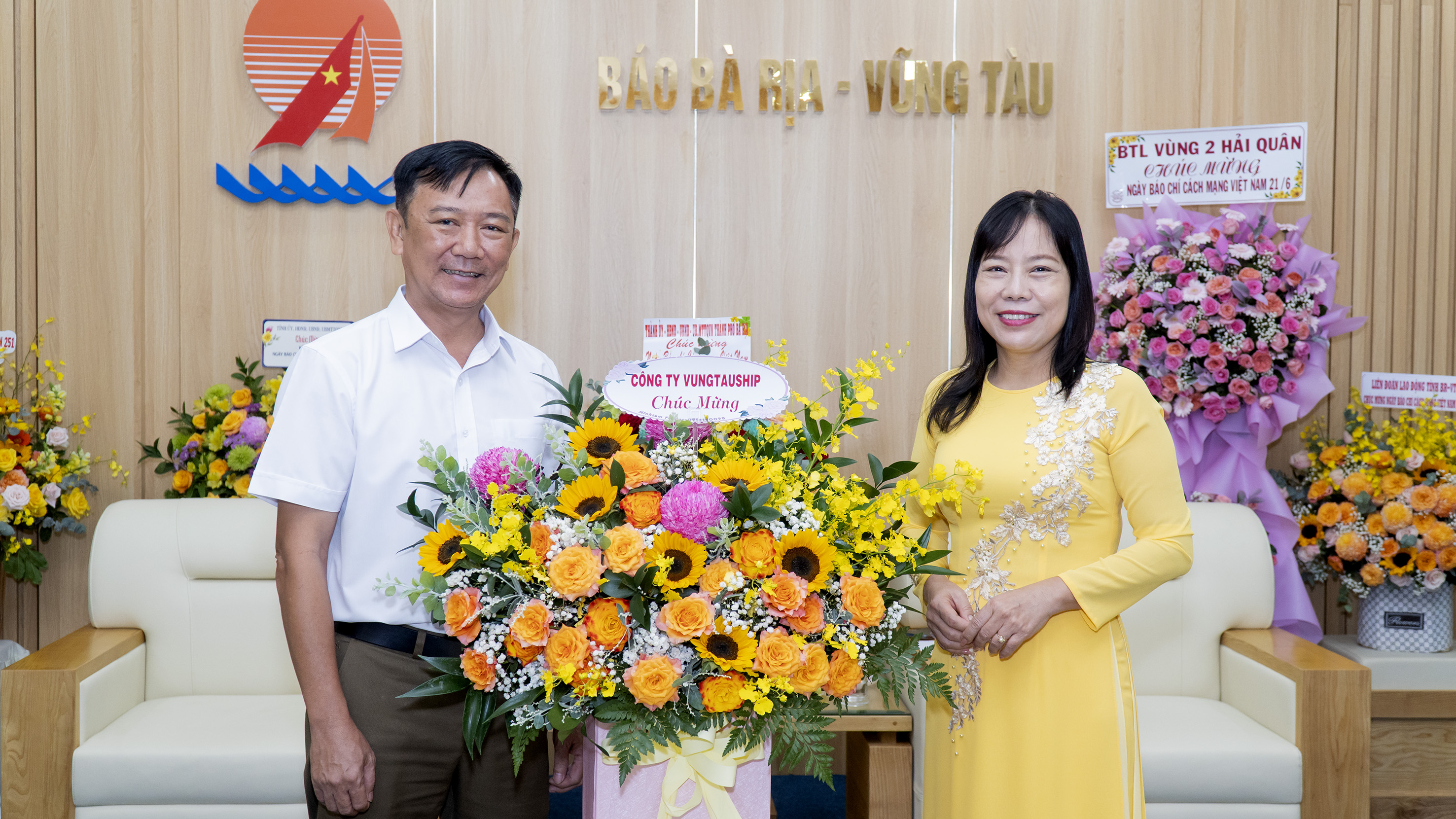 Đại diện lãnh đạo Công ty Vung Tau Ship tặng hoa chúc mừng Báo Bà Rịa - Vũng Tàu.