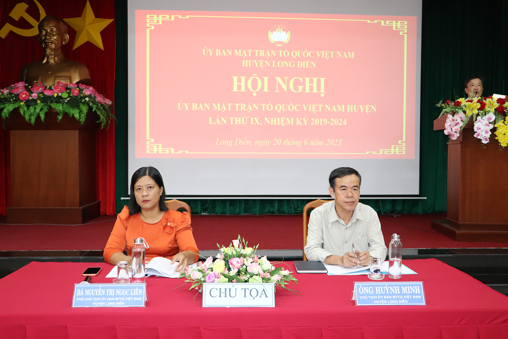 Ông Huỳnh Minh, Chủ tịch Ủy ban MTTQ Việt Nam huyện; bà Nguyễn Thị Ngọc Liên, Phó Chủ tịch Ủy ban MTTQ Việt Nam huyện đồng chủ trì hội nghị.